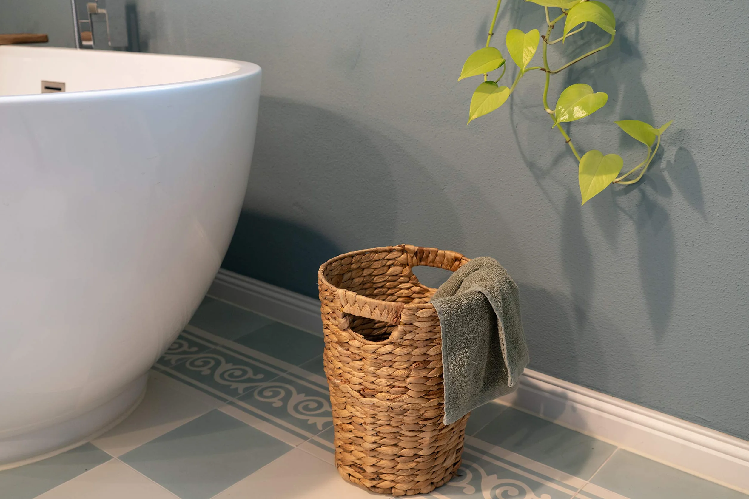 Decorasian - Cesto portaoggetti intrecciato in giacinto d'acqua - Pattumiera con manico - Diametro 25 cm in alto, 19 cm in basso, Altezza 32 cm