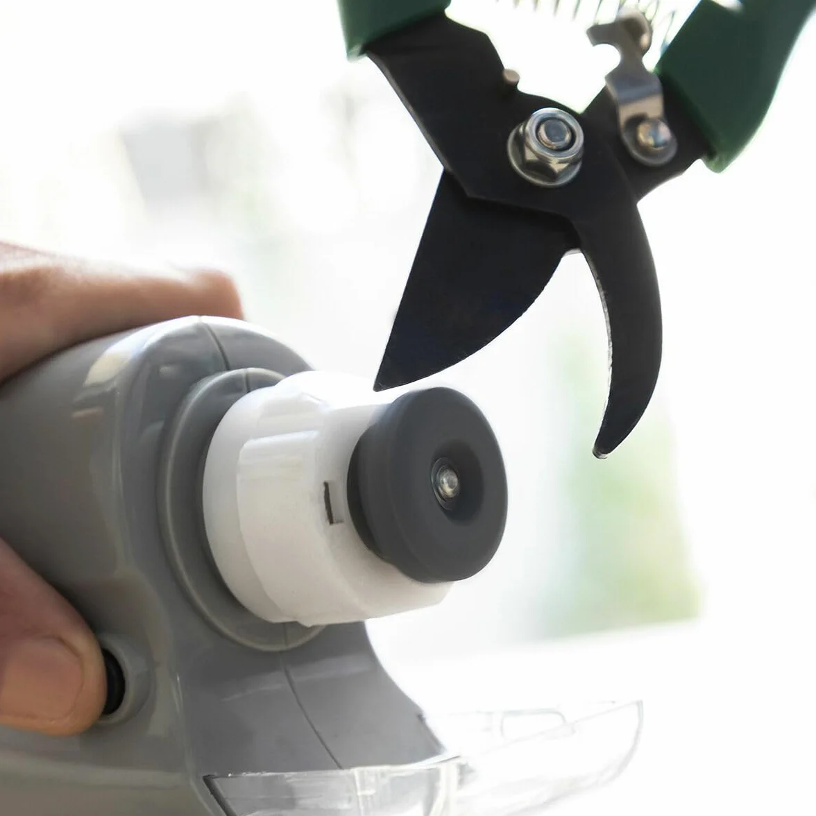 InnovaGoods® Affilatore elettrico multiuso 6 in 1 ESharp, affila le tue lame e strumenti in modo rapido e semplice, con 6 testine intercambiabili, ideale per la casa e il laboratorio.