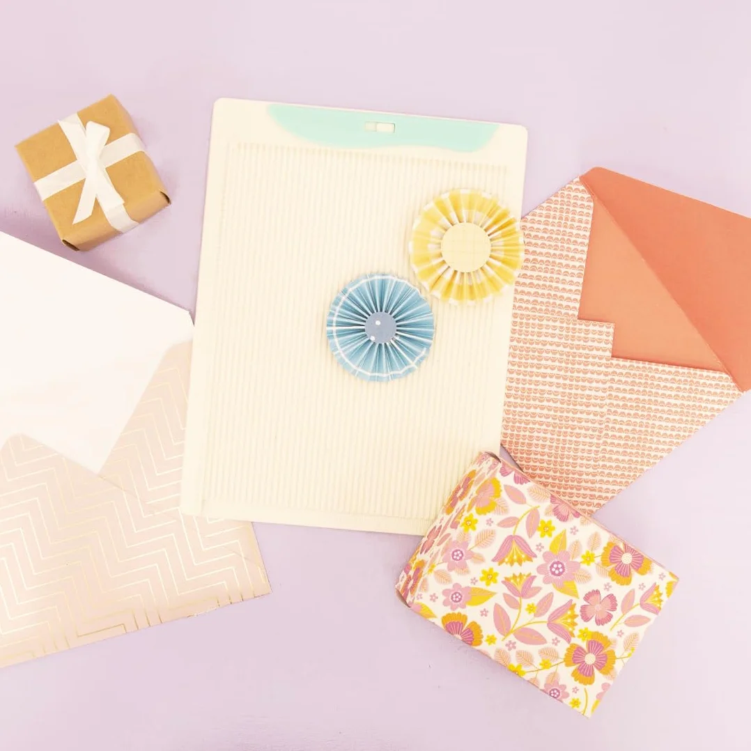 Craftelier - Mini tavola per marcatura + pieghevole turchese + guida per creare buste | Ideale per scrapbooking e artigianato | Misure in cm e pollici | Dimensioni 21,4 x 16 cm