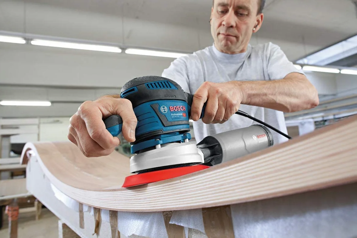 Bosch Professional Levigatrice rotorbitale GEX 40-150 (incl. impugnatura suppl., contenitore raccoglipolvere, ⌀ platorello 150 mm, foglio in rete abrasiva M480, adatt. per aspirazione, in L-BOXX)