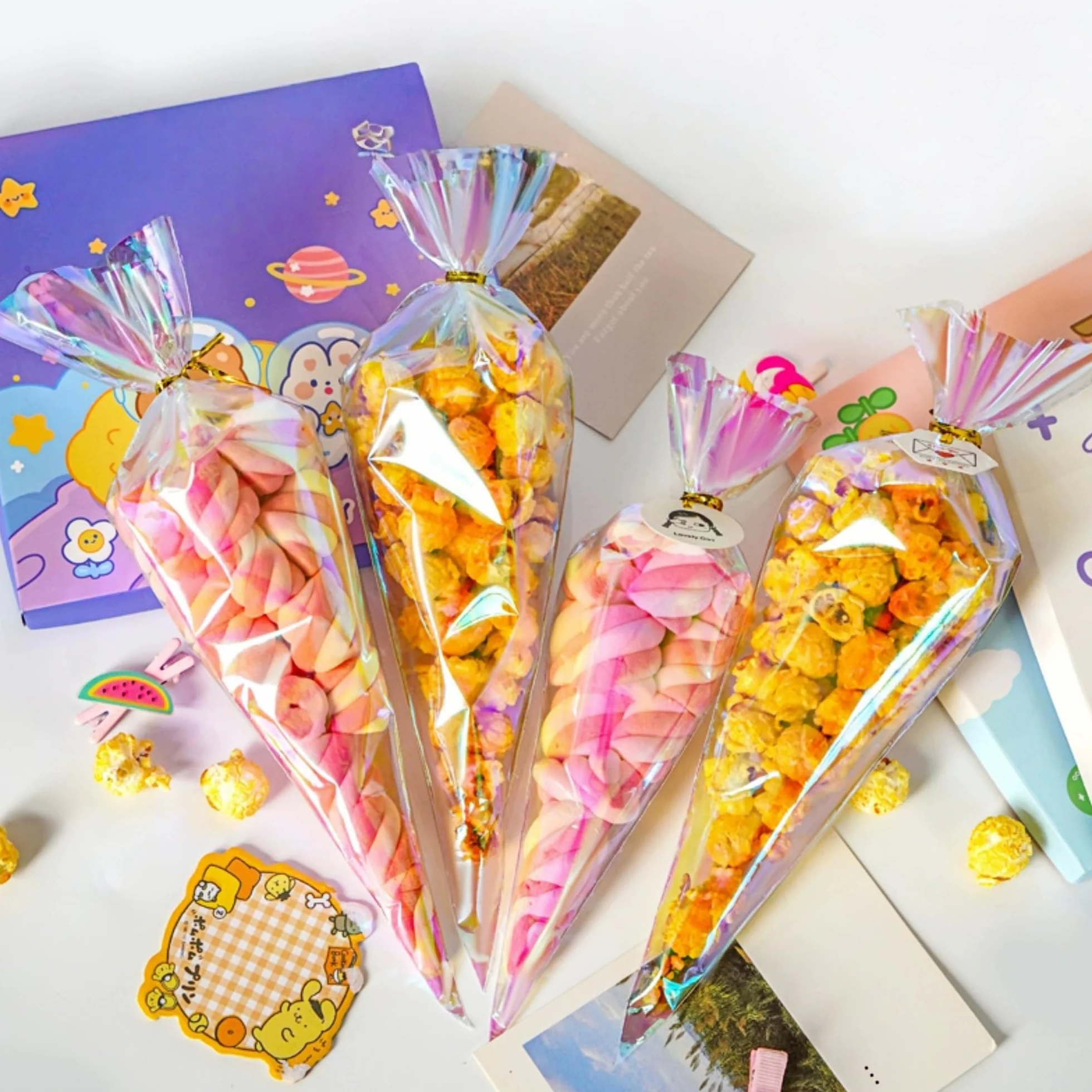 WACCOMT Pack 50 Sacchetti Regalo in Cellophane Olografico Iridescente a Forma di Cono con Chiusura a Laccio Sacchetti di Plastica per Bomboniere (Trasparente, 15.5x25.5cm (6.1x10 inch))