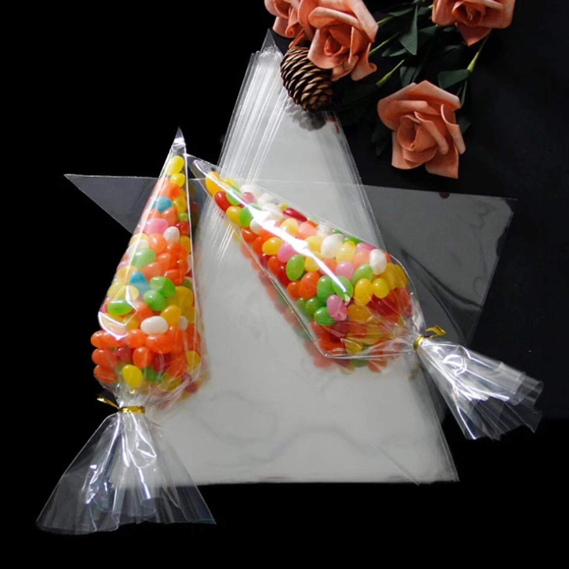Sacchetti di Cellophane Caramelle 100 Pezzi 13x25cm Triangolo Buste Trasparenti in Cellophan per Confetti Sacchetti di Cono Plastica con 100 Cintura Attorcigliata Dorata per Nozze Compleanno Natale