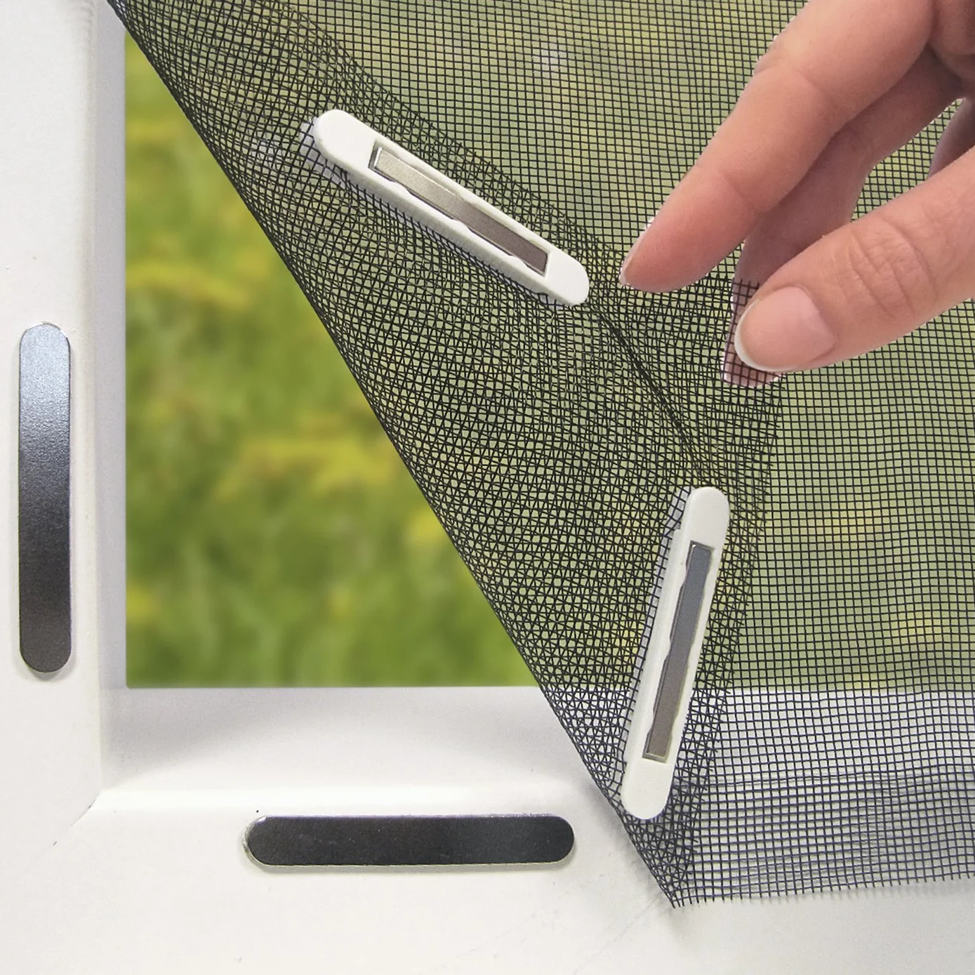 EASYmaxx Zanzariera per finestre con Magic Click | Tagliata individualmente su misura per tutte le finestre fino a 150 x 130 cm | Facile installazione con 12 magneti - senza forare o avvitare [Nero]