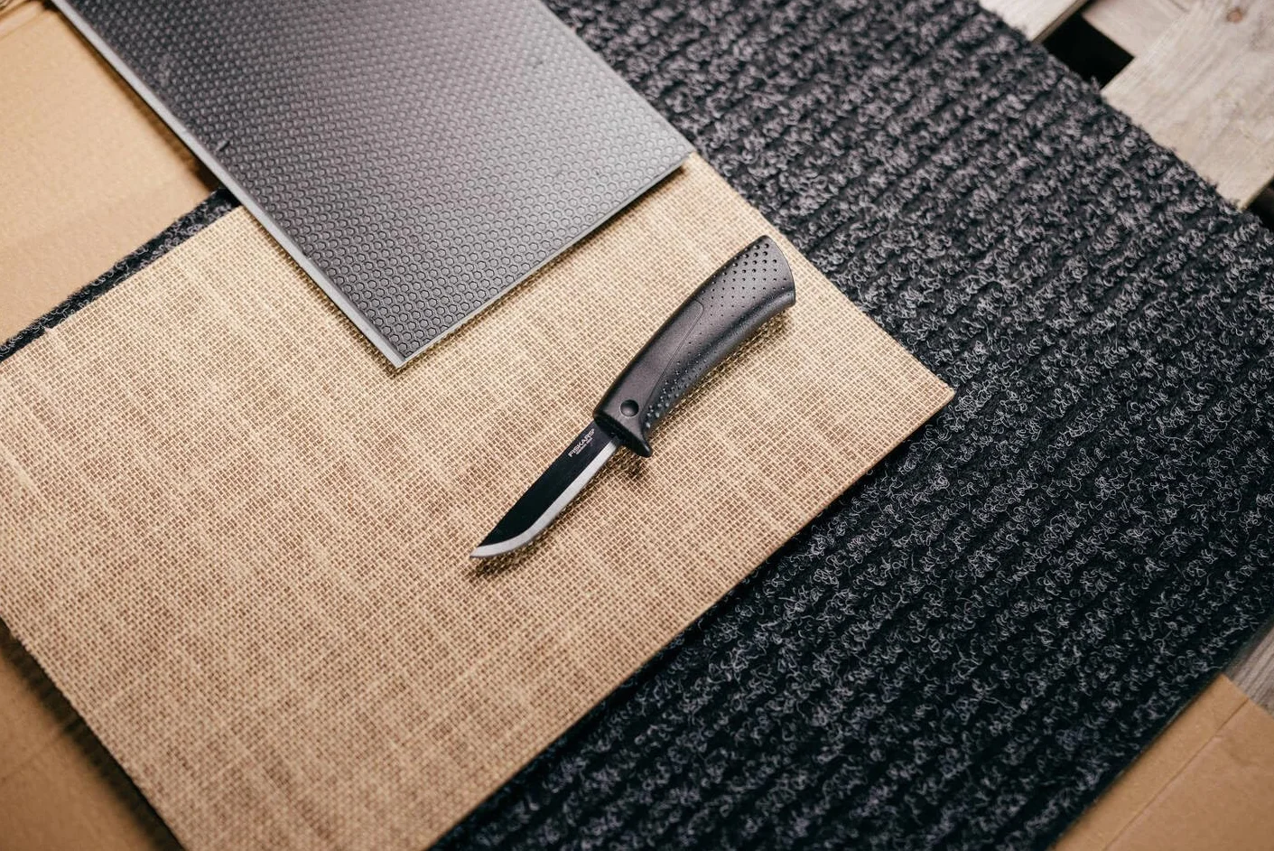 Fiskars Coltello per lavori fai-da-te, Include fodero con affilalama, Lunghezza totale: 21,1 cm, Nero, 1023617