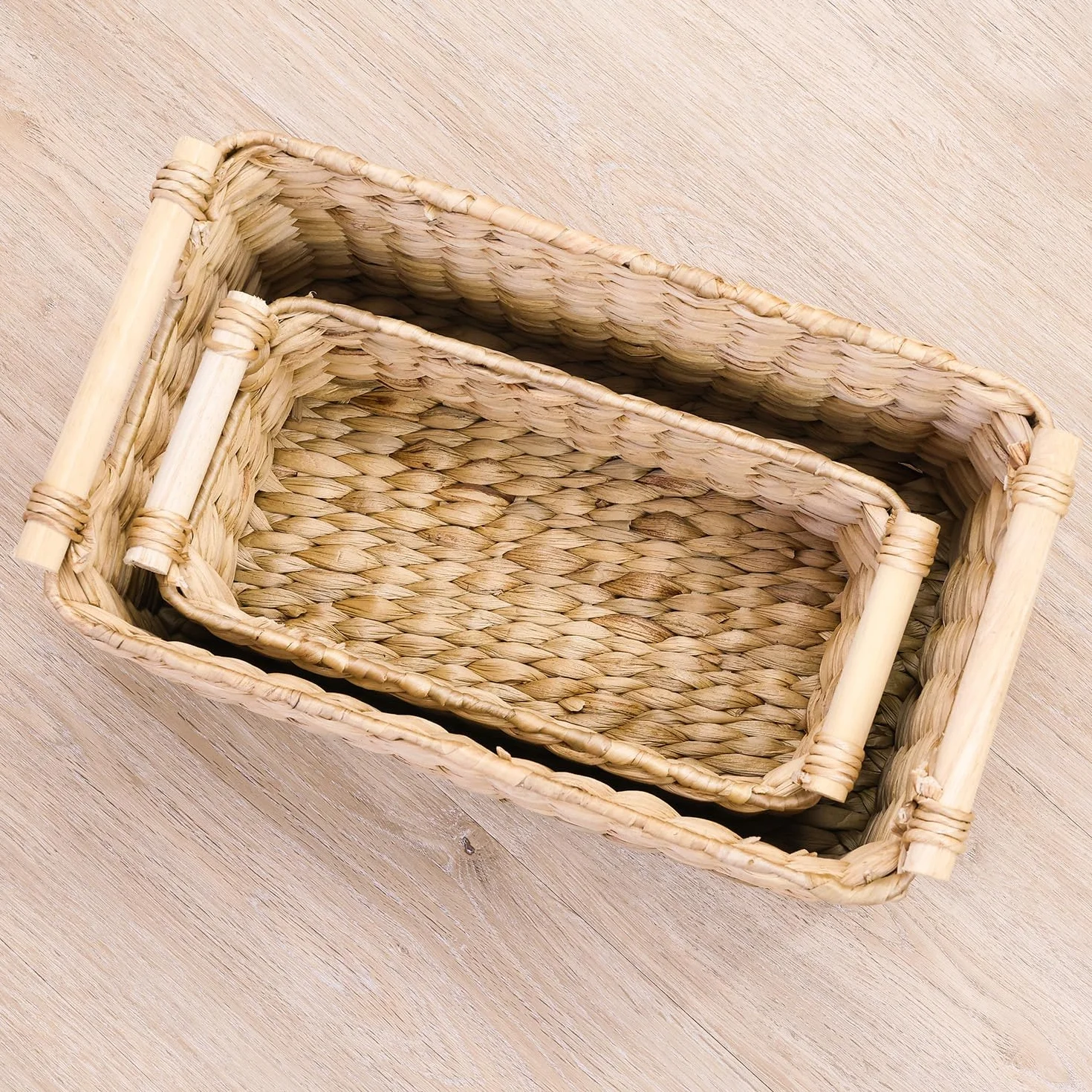 Cesto portaoggetti intrecciato in giacinto d'acqua con manici in legno 37 x 22 x 20 cm naturale