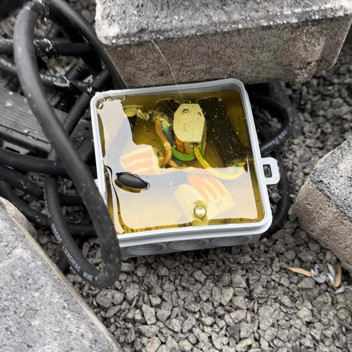 Resina epossidica elettrocolata IP68 e IP69 fino a 1000 Volt, 4,0 kg marrone traslucido (trasparente) – impermeabile per scatole di derivazione, circuiti, manicotti per cavi, ecc.