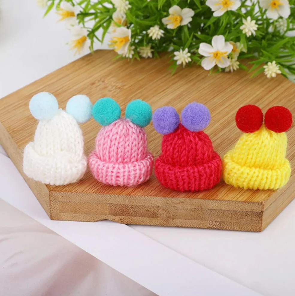 50 Pezzi Mini Cappelli Lavorati a Maglia,Piccolo Cappello di Peluche DIY, Cappelli da Babbo Natale, Cappello Piatto da Vino,Cappello da Bambola per Decorazione,Artigianali DIY