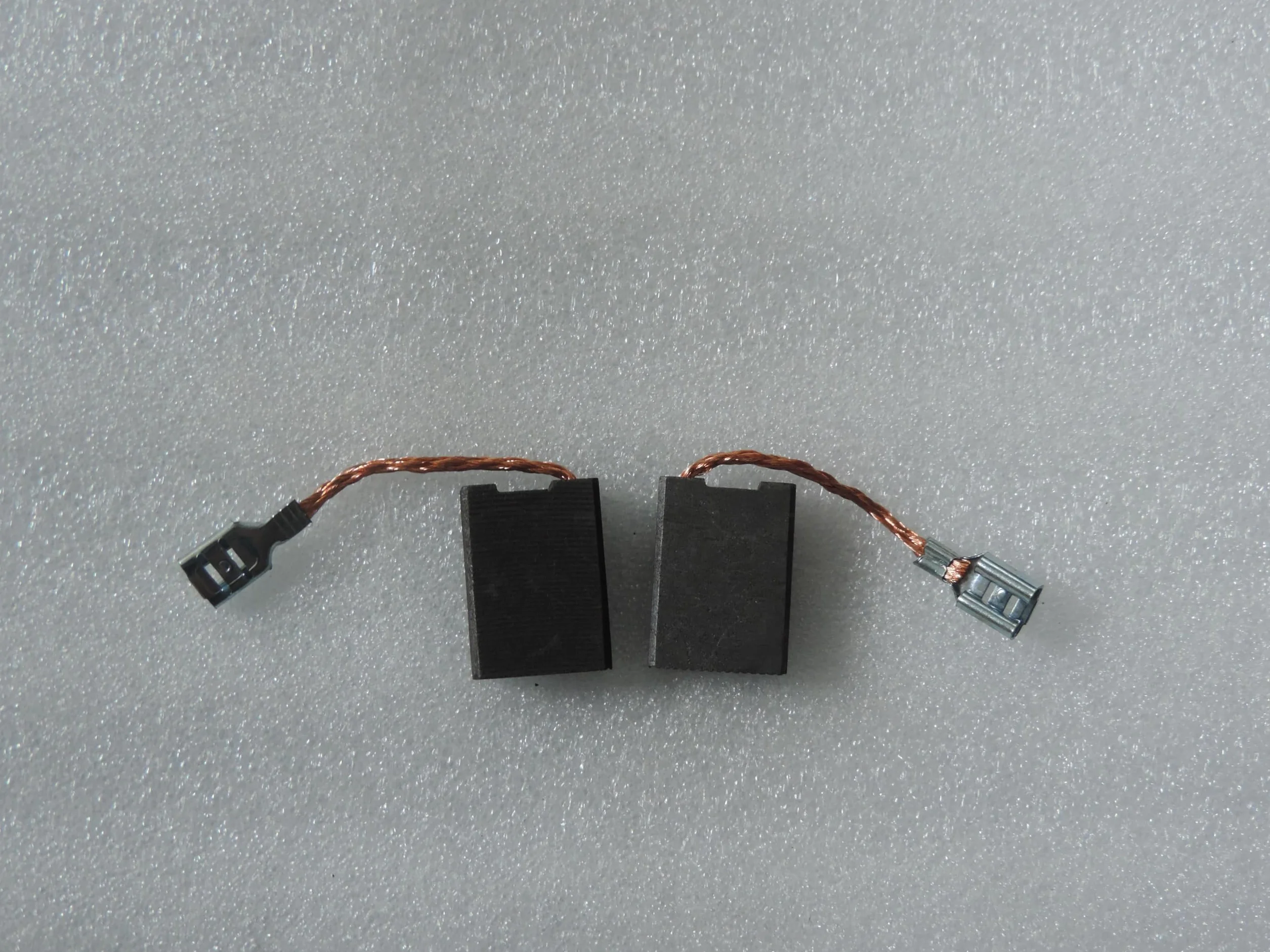 Spazzole di carbone universali per smerigliatrice serie GWS 20-180/GWS 20-230/ TWS 2000/ G/TCO 2000/ GKS 235T/ GCM 10M, 1607014171, 1607014130 6 x 16 x 22