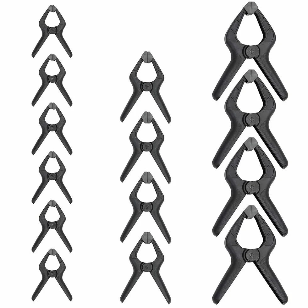 Amazon Basics confezione da 14 morsetti a molla in nylon: 6 unità da 8,57 cm, 4 unità da 11,43 cm, 4 unità da 16,51 cm, Nero/ Grigio