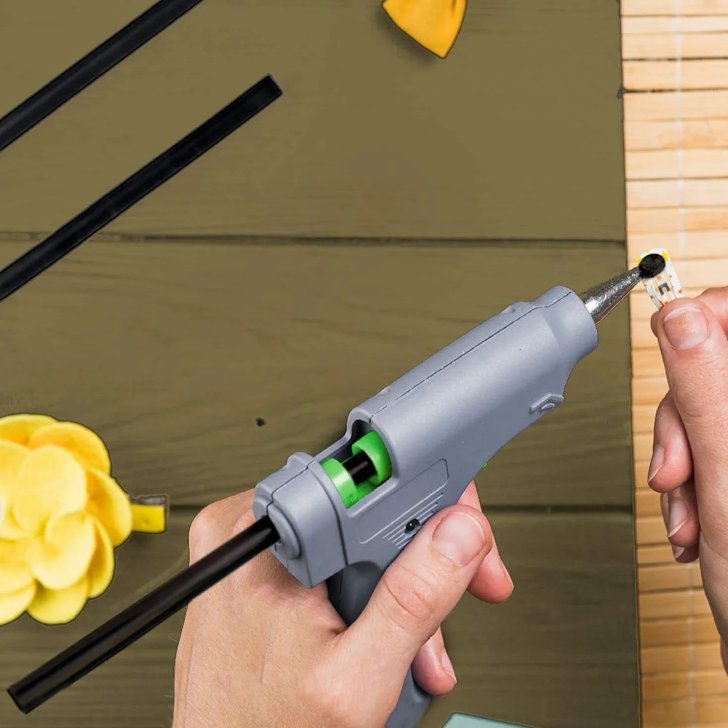 RZT - Colla a Caldo in Stick Nera 11mm, Bastoncini di Colla per Pistola Colla a Caldo - Alta Qualità e Viscosità –per l'Artigianato, il Fai da Te - Colla Nera (11MM x 200MM) (25 Pezzi)