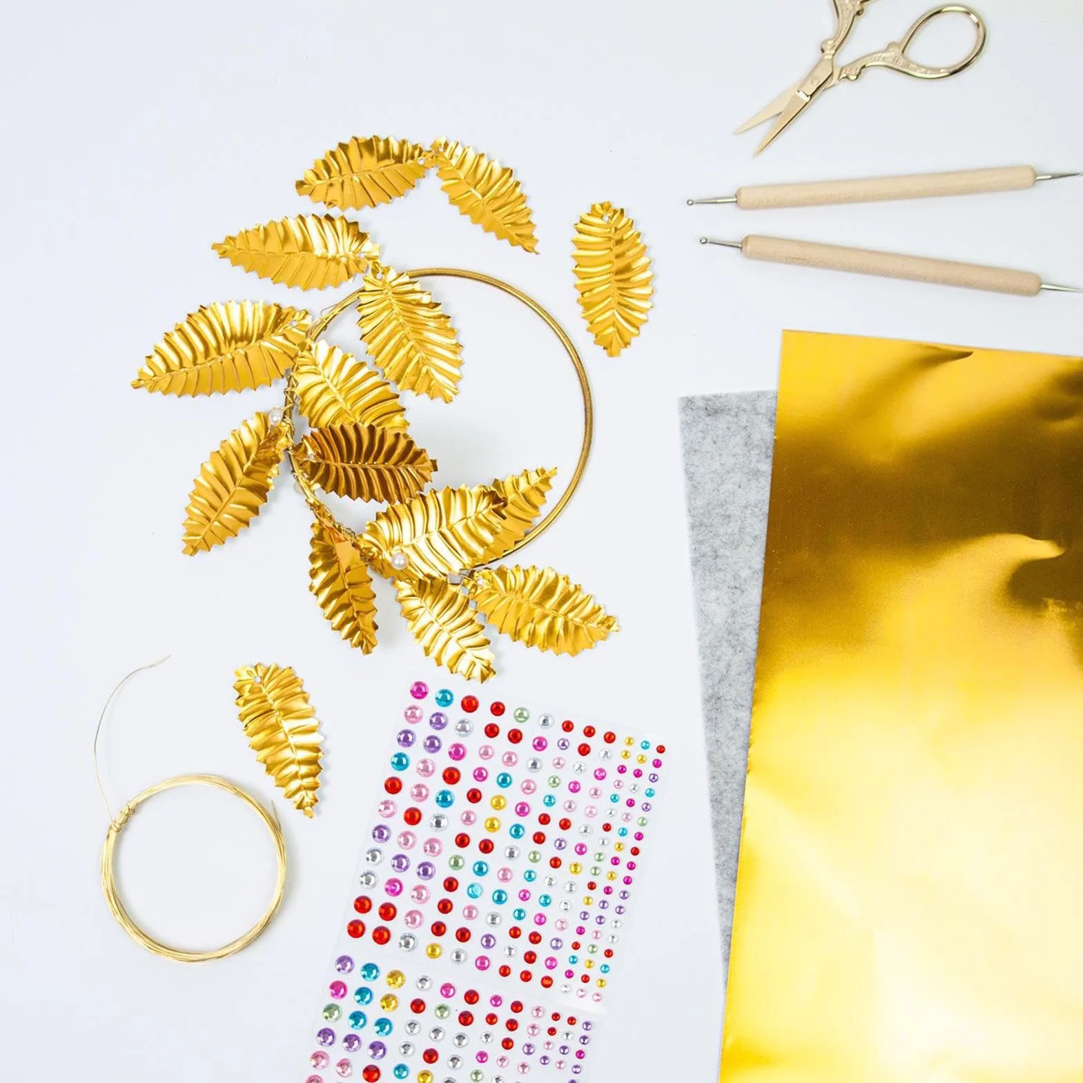 Fogli Metallizzati per Artigianato, Kit Artistico Per Sbalzo Su Metallo, Accessorio Per Creazioni Con Effetto Lucido Argento Con Incisioni E Per Progetti Creativi Di Adulti E Bambini