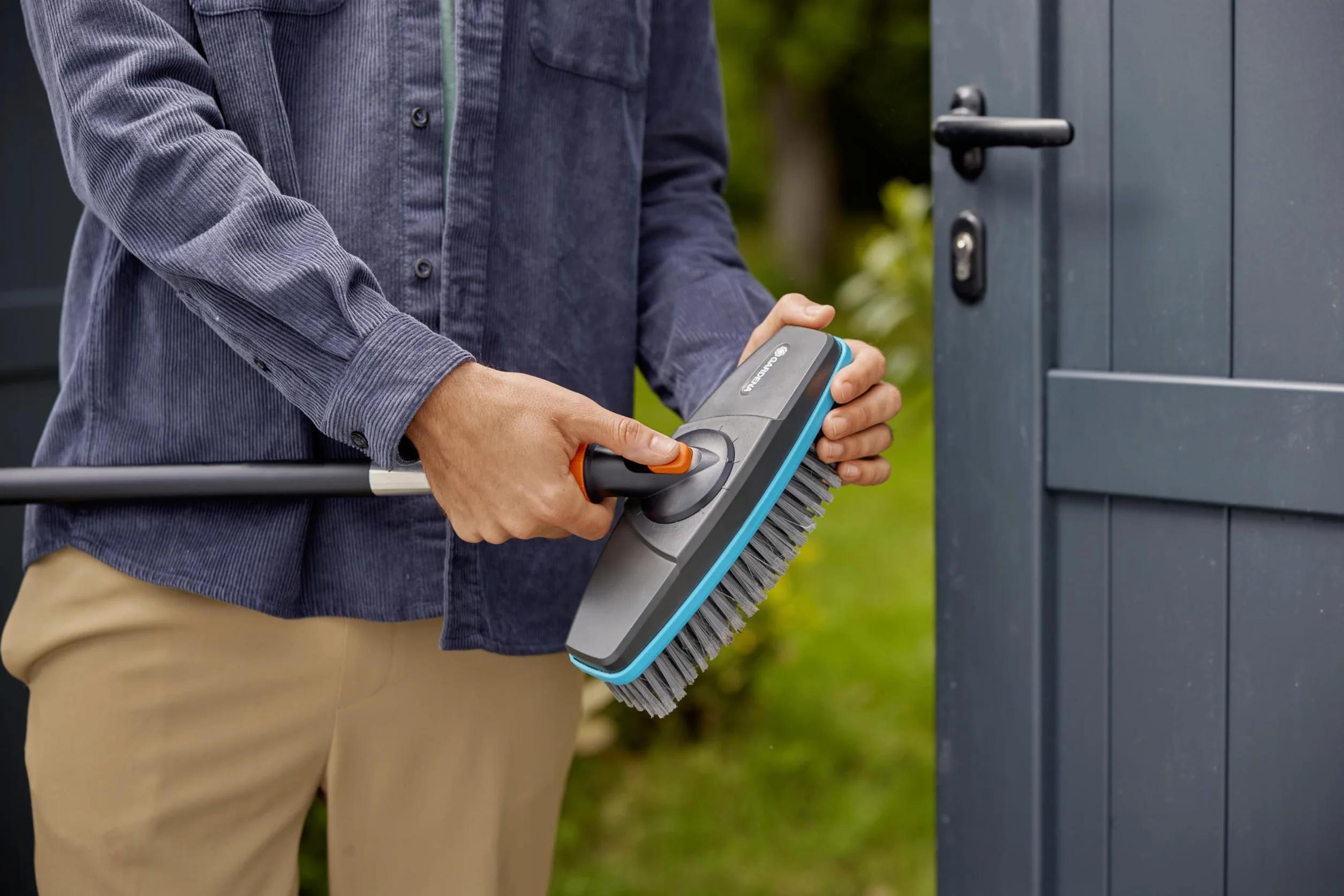 Gardena Idrospazzola Cleansystem soft: spazzola per la pulizia di superfici delicate, setole morbide, orientabile, da collegare al manico Cleansystem, ideale per superfici più grandi (18810-20)