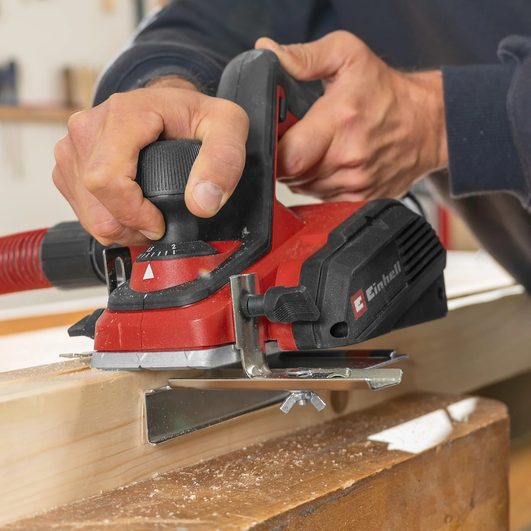 Einhell Pialla elettrica TC-PL 800 (800 Watt, largh. 82 mm, prof. sgrossatura fino a 2 mm, battuta profonda/parallela, pattino parcheggio, adatt. aspirazione, incl. 2 lame reversibili in metallo duro)