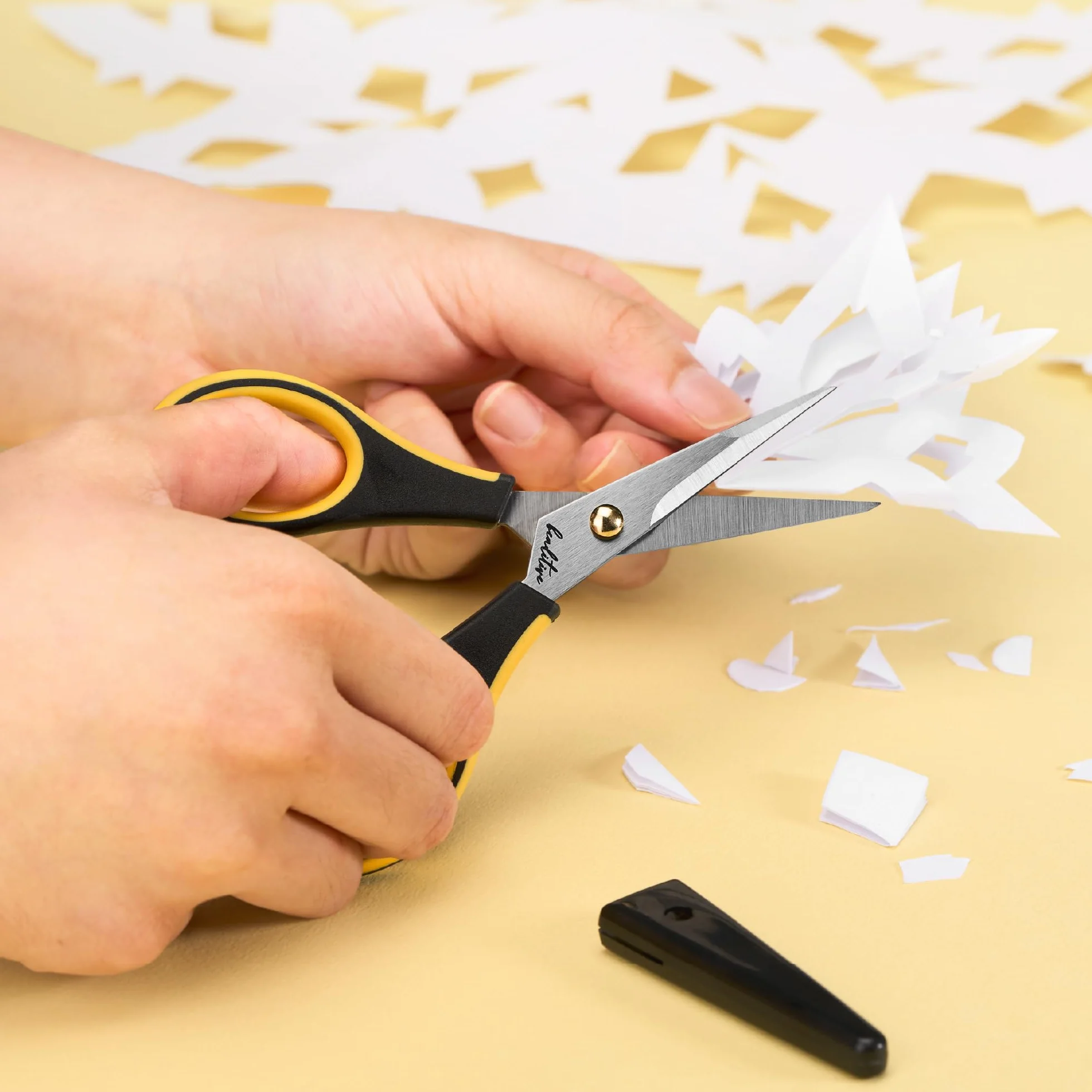 Beaditive Forbici di precisione – Lame in acciaio inox con cappuccio di sicurezza, punta ultra affilata e manici antiscivolo in TPR – per adulti e bambini, per lavori di carta, scrapbooking, casa