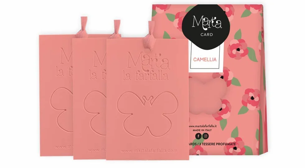 Marta La Farfalla Tessere profumate appendibili per armadi e cassetti Kit da 3pz profumazione Camelia Flower