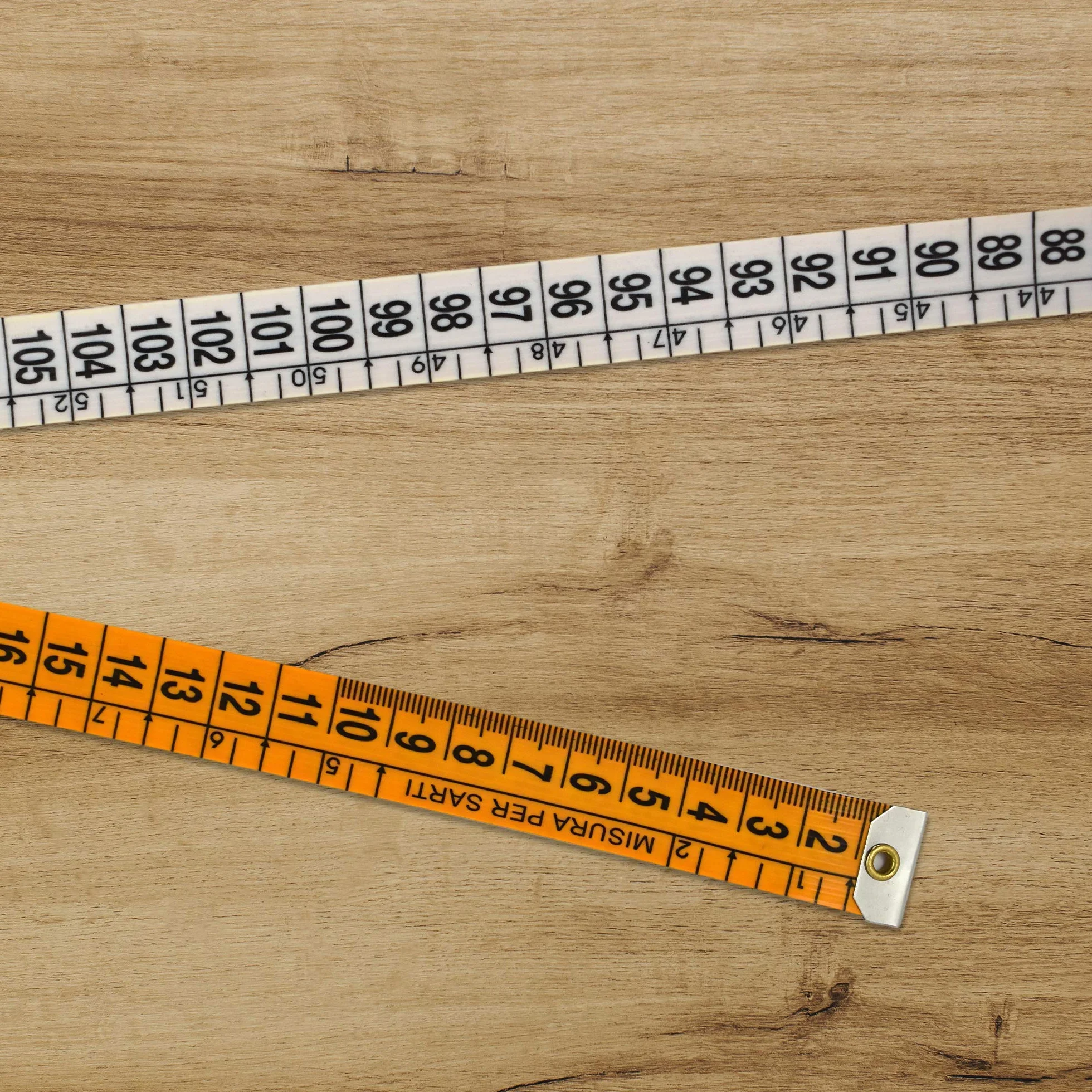 Metro da Sarto BENESSERE In Linea® Centimetro per misurazione corpo - Metro Sarta Morbido Arancio Con Pratica Custodia In Plastica - Metro a Nastro Professionale Avvolgibile Doppia Graduazione 1,5 Mt
