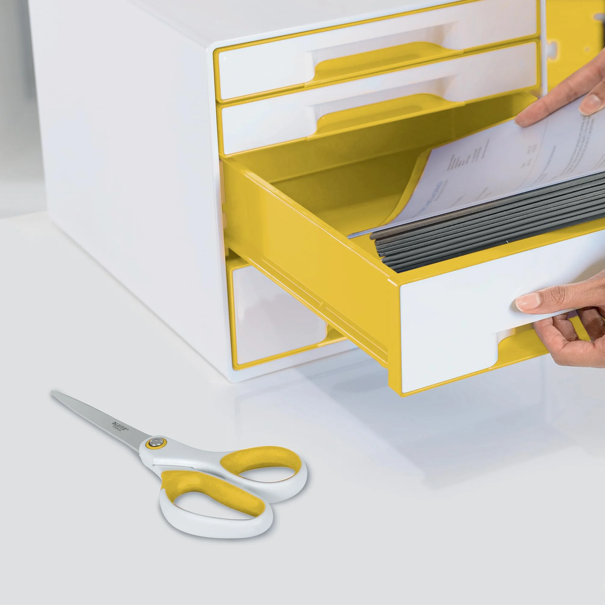 Leitz Forbici in Titanio Utilizzabili con Mano Destra e Sinistra (Ambidestre), 20.5 x 8 x 1.7 cm, Cancelleria per Ufficio, Impugnature Ergonomiche, Gamma WOW, Giallo
