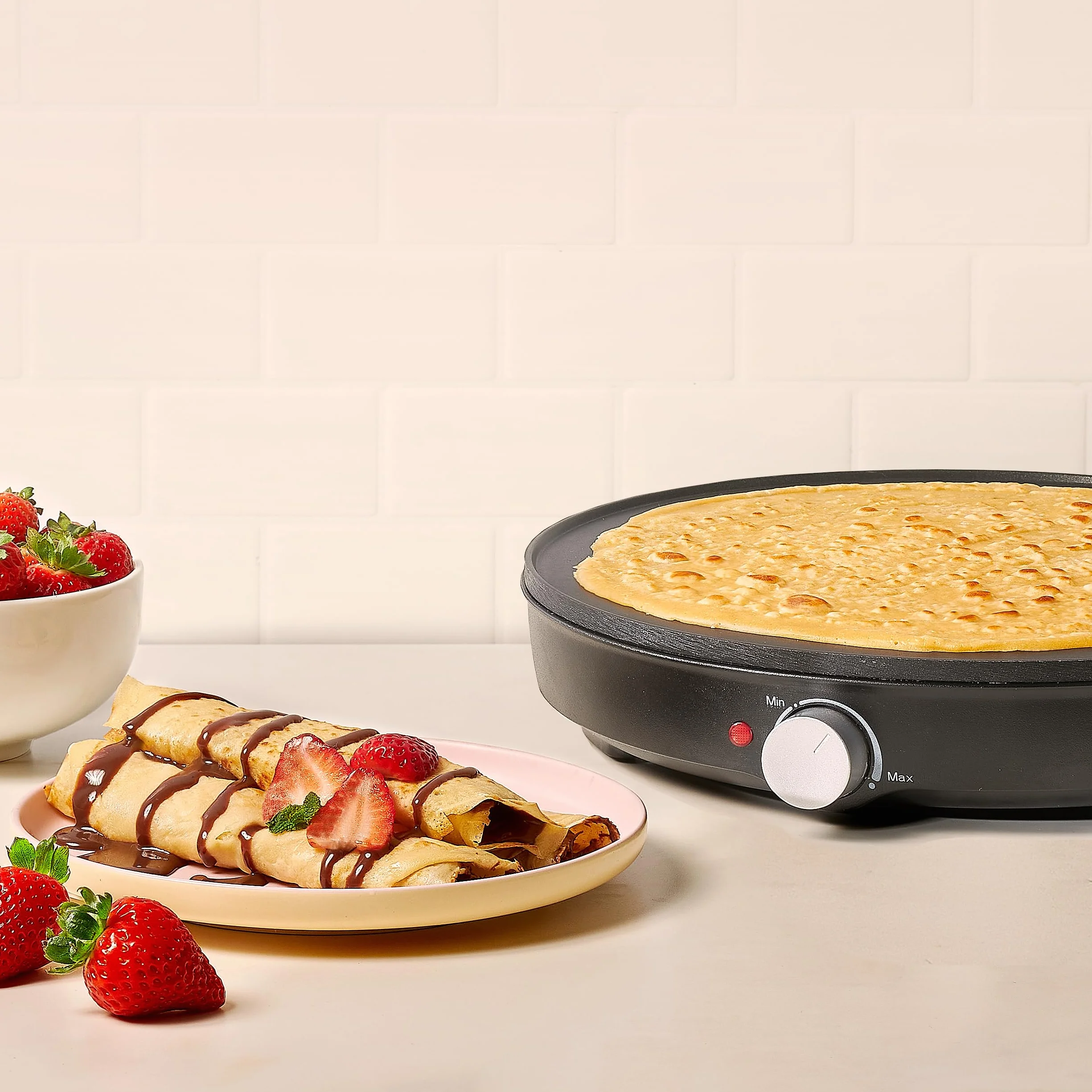 Ufesa Crepiera Dolcevita 1000W, Piastra Antiaderente da 30 cm, Controllo della Temperatura Regolabile, Spia Luminosa con Termostato, Sicurezza Termica, Piedini Antiscivolo, Accessori Inclusi