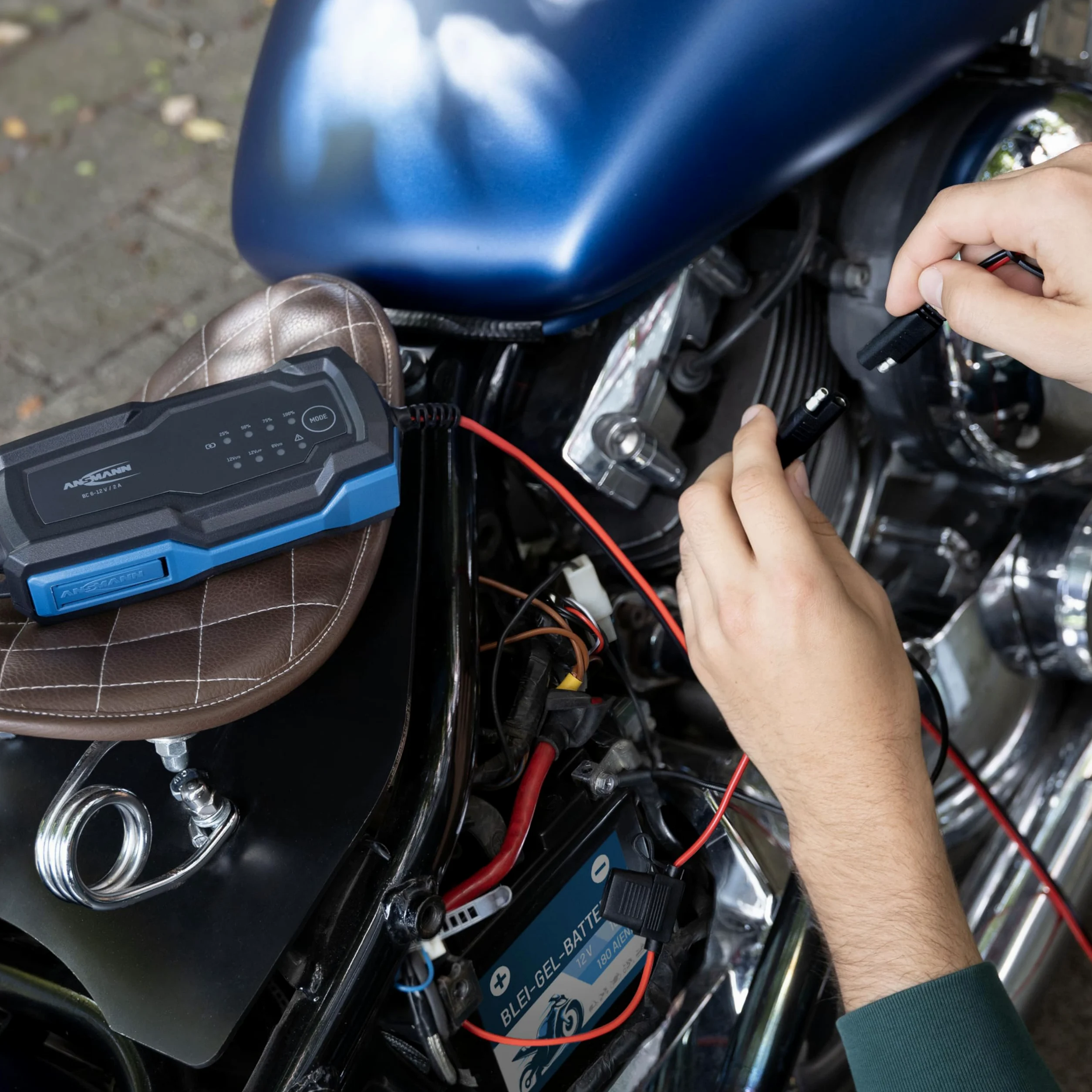 ANSMANN Caricabatterie intelligente a 10 fasi 6V 12V / 10A con display LCD per batterie al piombo-acido, piombo-gel e piombo-pile, nonché batterie LiFePo4 a 12V per auto, moto e furgoni