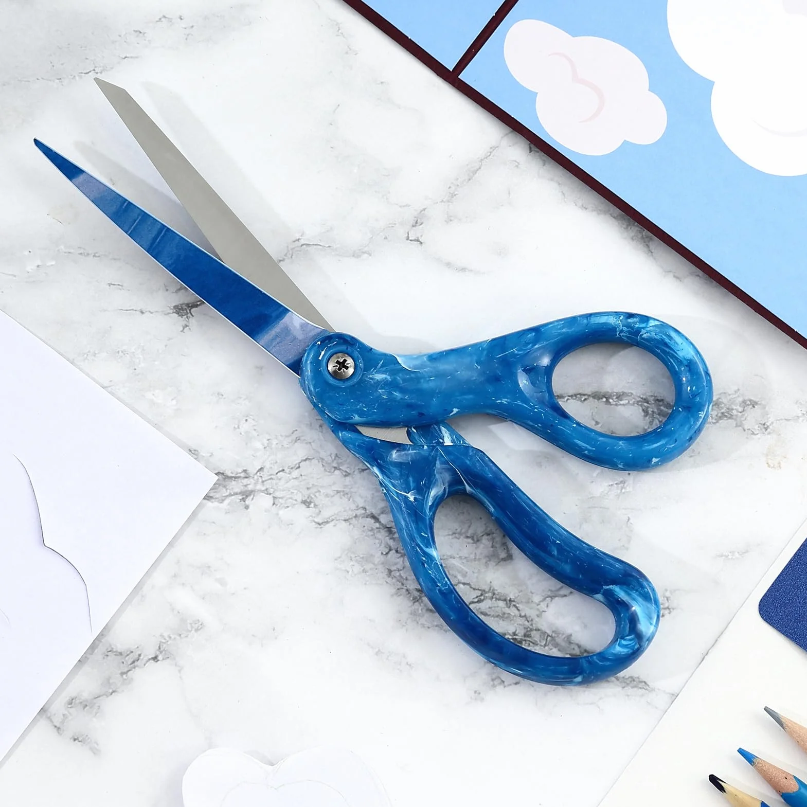 LIVINGO Forbici per bricolage – Lame in acciaio inox ultra affilate per tessuto, carta, ideali per sartoria, artigianato, ufficio, scuola, uso domestico, elegante manico blu scuro sfumato