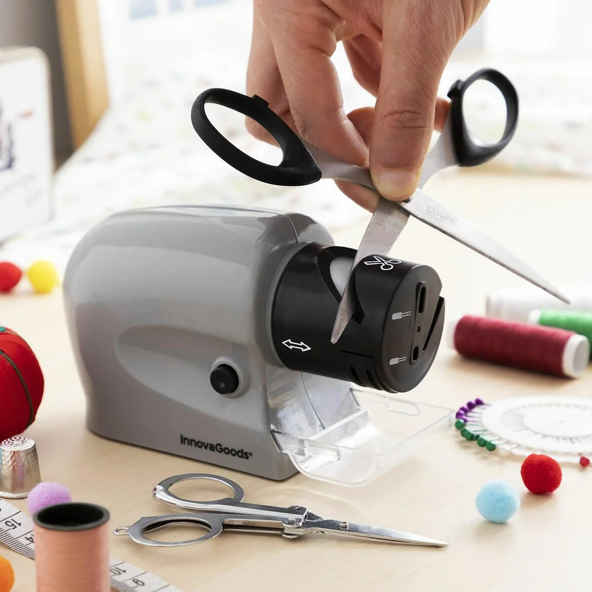 InnovaGoods® Affilatore elettrico multiuso 6 in 1 ESharp, affila le tue lame e strumenti in modo rapido e semplice, con 6 testine intercambiabili, ideale per la casa e il laboratorio.