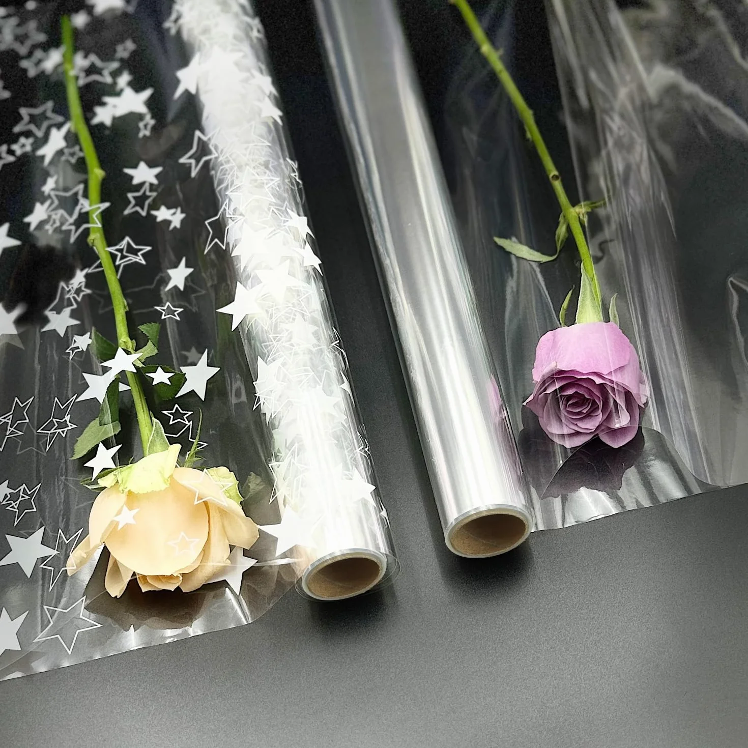 Rotolo di pellicola in cellophane per incartare i regali: 2 rotoli di pellicola in cellophane natalizia da 3 m x 80 cm, trasparente e con motivo a stella, per confezioni regalo di fiori