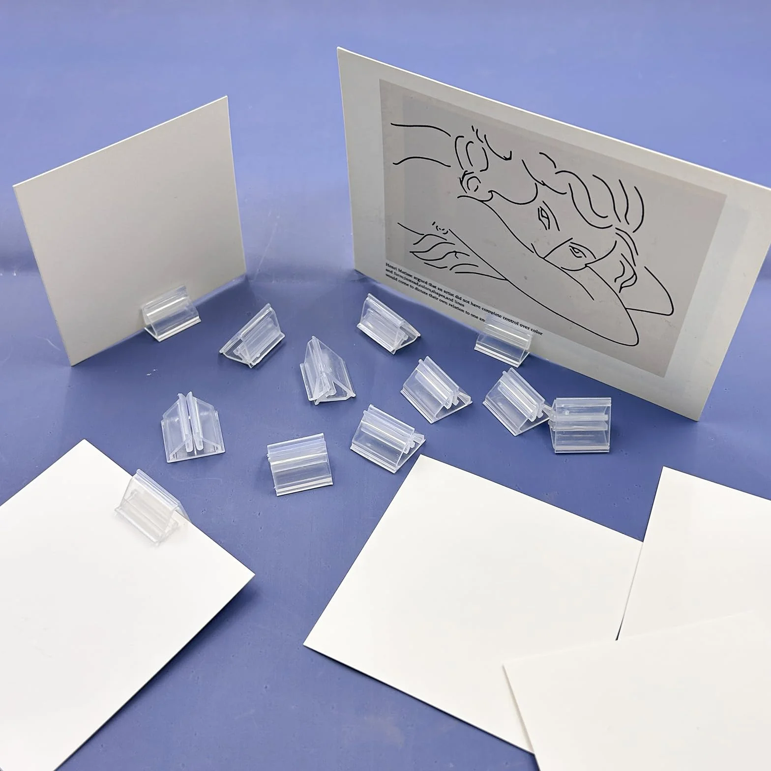 100 pcs Supporti per Carte in Plastica Portacarte Pezzi di Giochi in Plastica Titolari Carte da Gioco Trasparente Supporti Cartelli Triangolare per Foto Biglietti da Visita