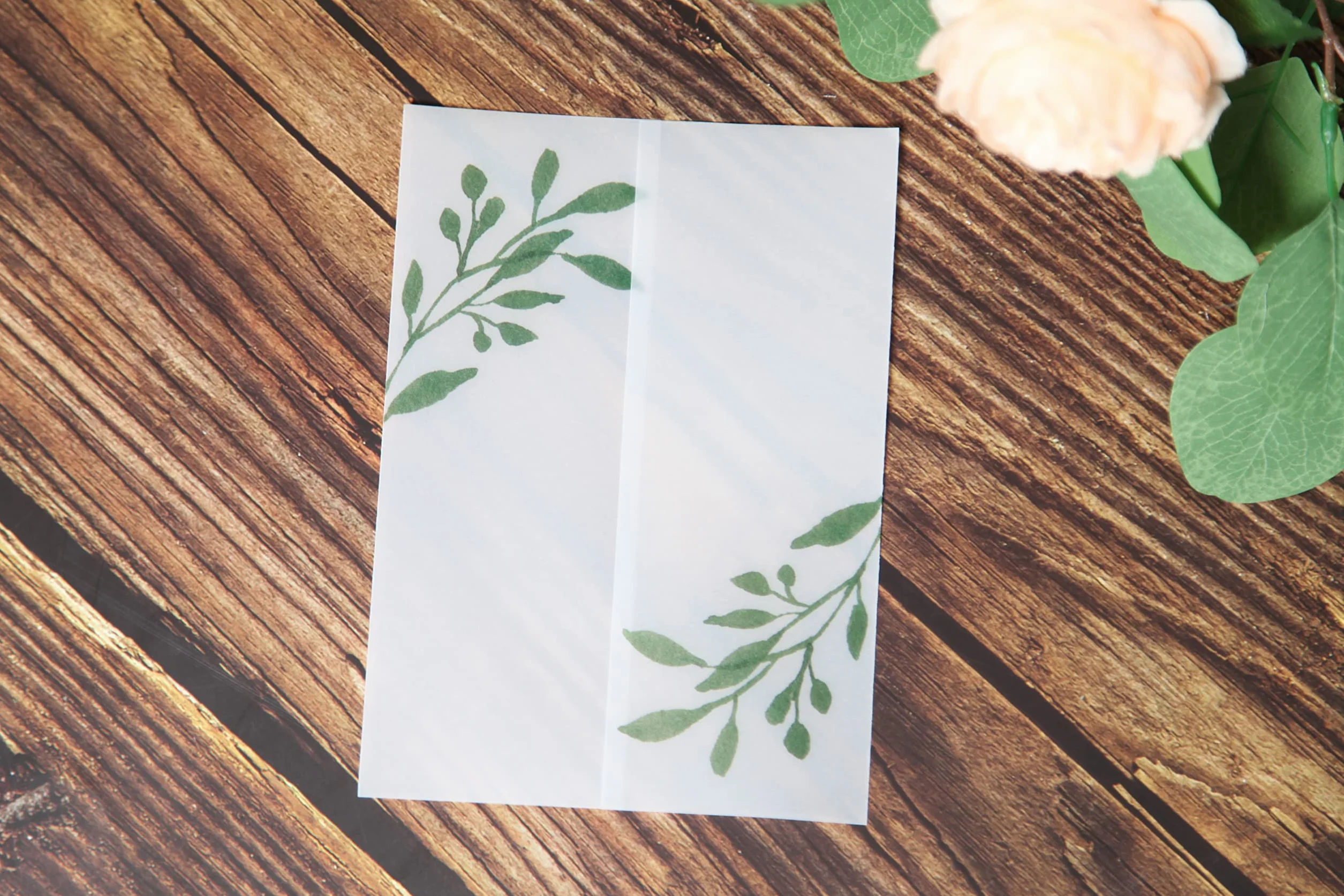 Puremigo Confezione da 50 giacche in pergamena pre-piegate con stampa verde eucalipto per inviti da 12,7 x 17,8 cm, carta pergamena da 105 g/m², giacche da 12,7 x 17,8 cm, buste per inviti di nozze in