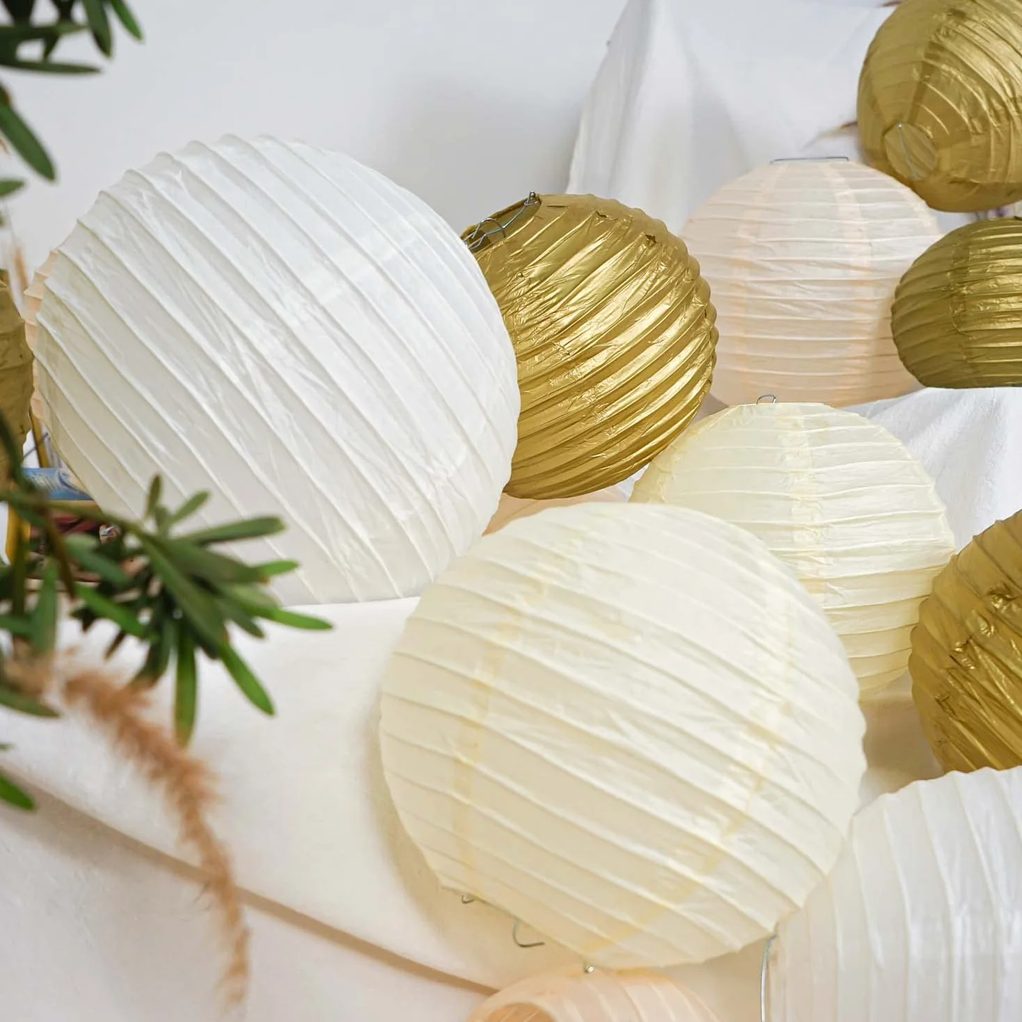 Lanterne di carta cinesi mongolfiera oro bianco avorio rosa set 12 pezzi decorazioni da appendere giardino festa compleanno
