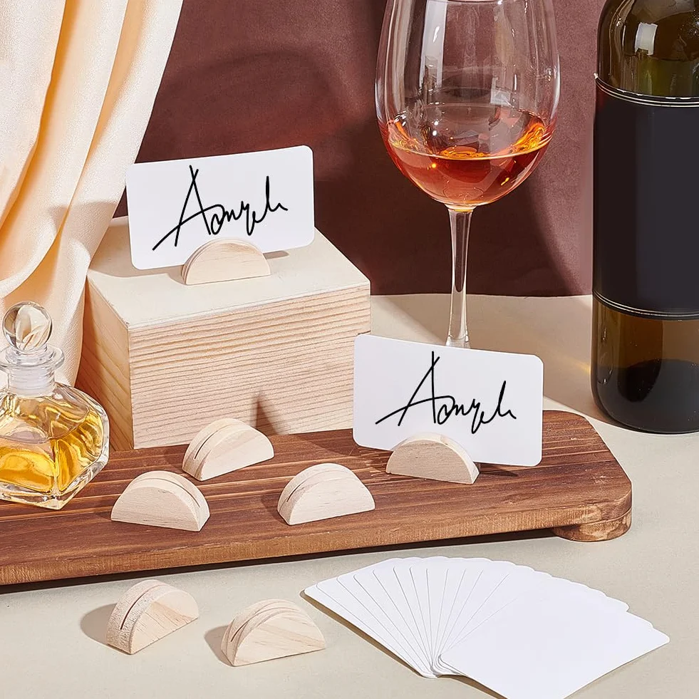 NBEADS 30 Set di Supporto in Legno con Carte, Porta Biglietti da Visita in Legno Semicircolare, Porta Biglietti Visita Bianco Floreale Numeri Tavolo per Matrimoni, 4.1x1.5x2cm
