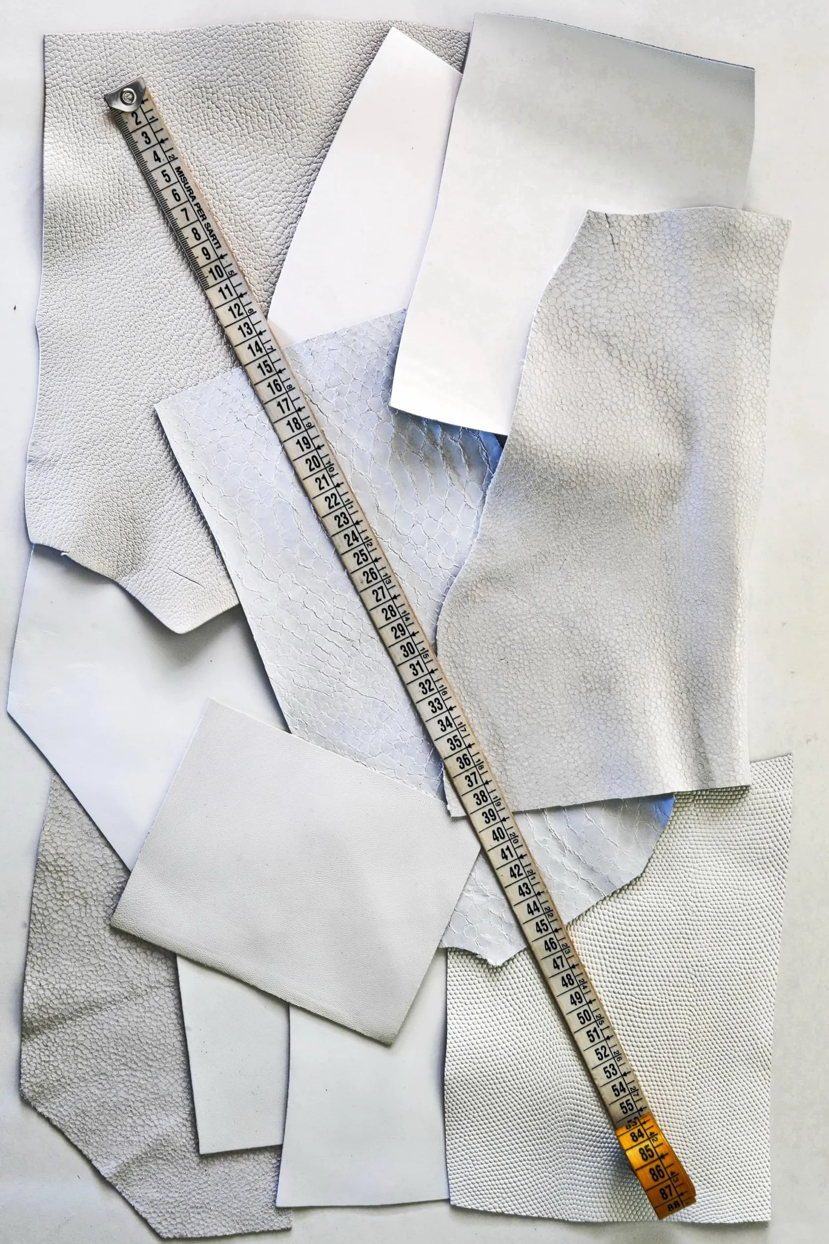 LA GARZARARA Ritagli di Pelle Bianco 12x15 cm 0,300 kg per Cucito Artigianato
