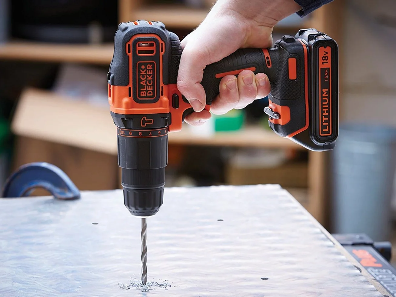 BLACK+DECKER Trapano a percussione a batteria da 18V, batteria da 1,5Ah, caricatore da 400mA, custodia, BDCHD18K-QW