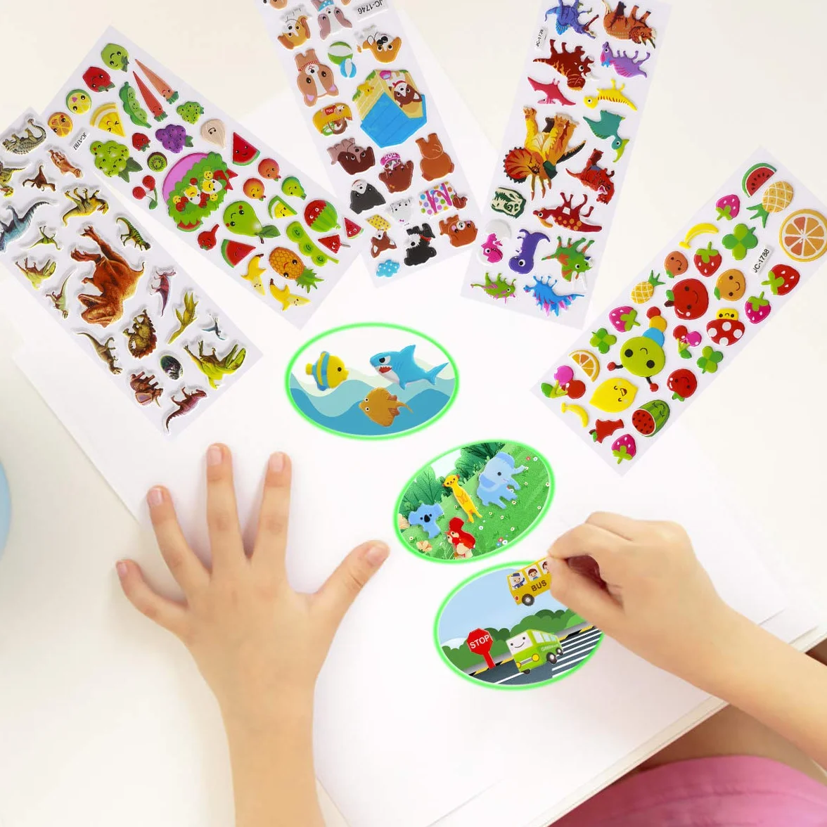 Adesivi per Bambini, 600+ Adesivi 3D Stickers per Puffy Adesivi per Regali Gratificanti Scrapbooking Inclusi Camion, Dinosauri, Frutta, Numeri, Lettere,Pesci, Cuori, ECC (24 Fogli)