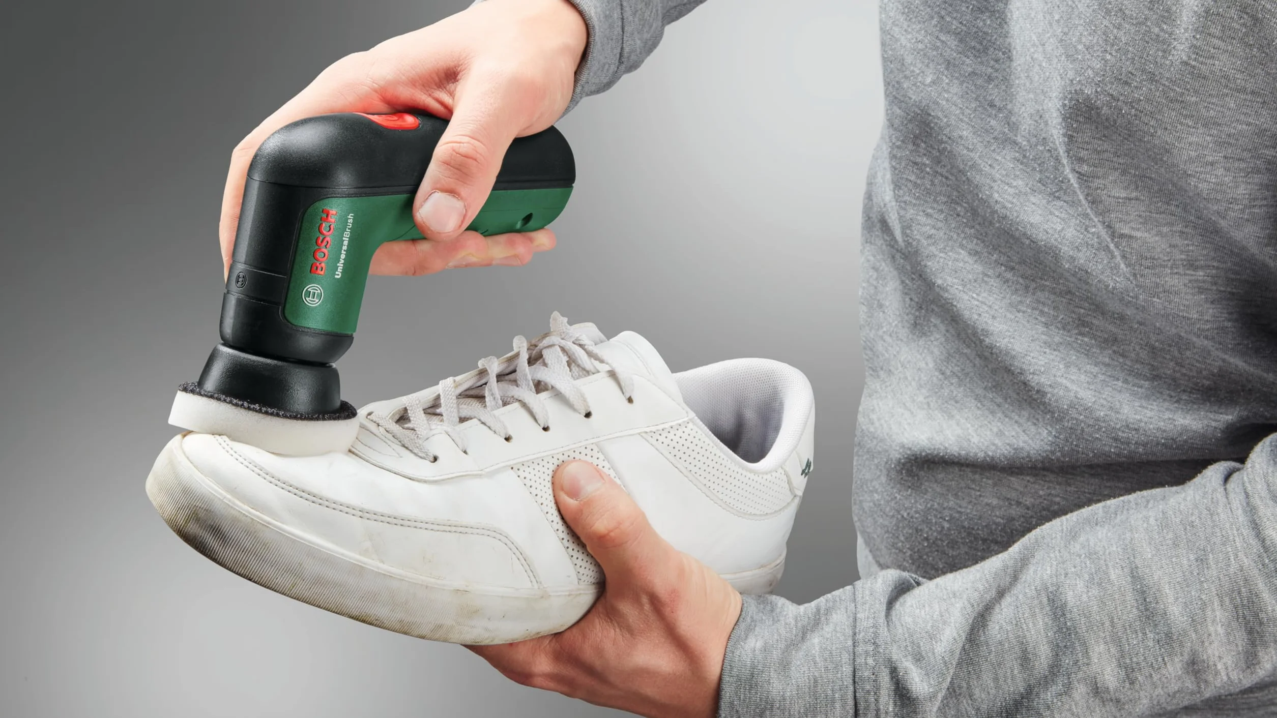 Bosch Spazzola elettrica di pulizia UniversalBrush (batteria da 3,6 V integrata, 1 cavo micro USB e 4 accessori per la pulizia inclusi, in confezione di cartone)