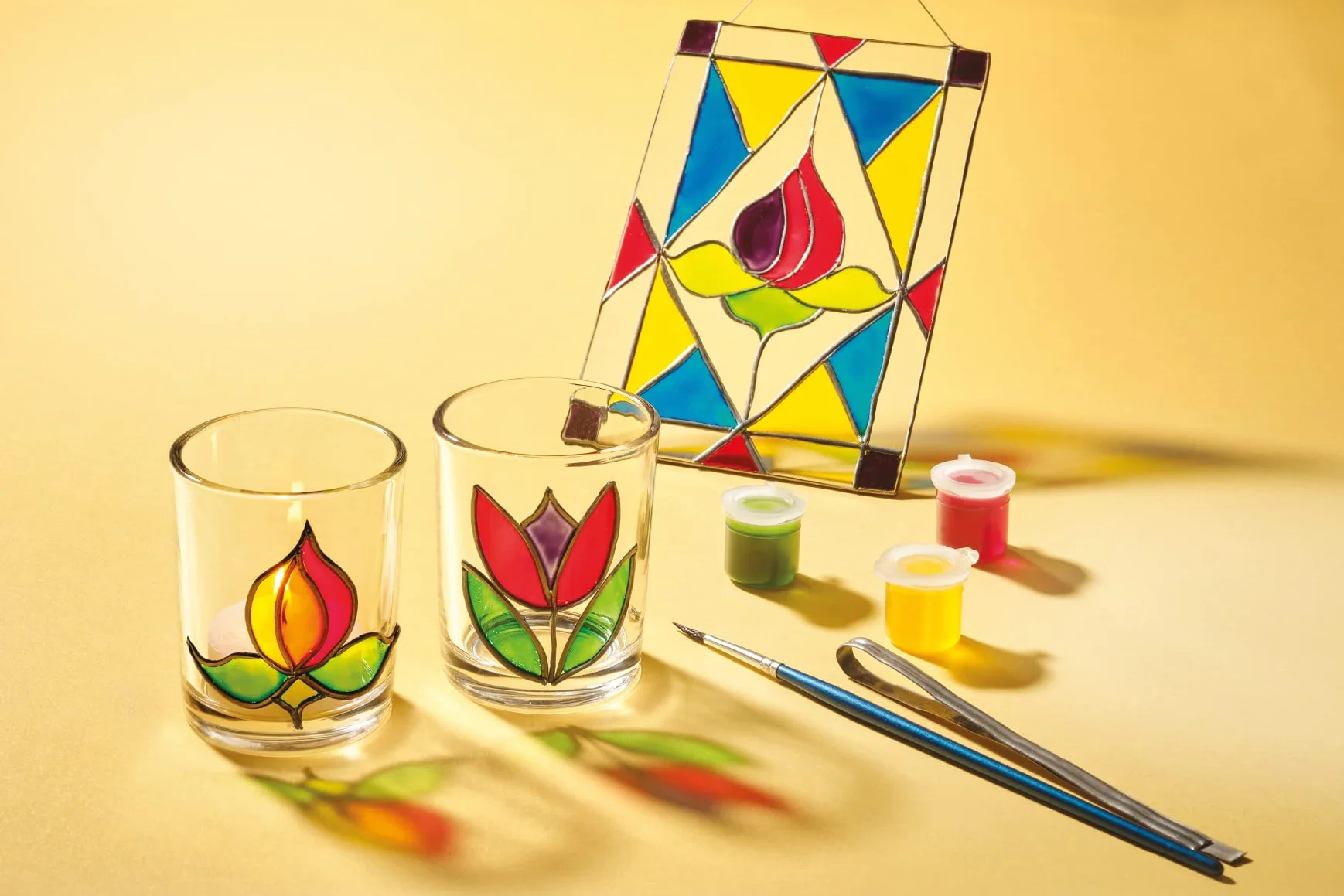 House Of Crafts - Crea il tuo kit per bricolage in vetro colorato, set per hobby per principianti, idea regalo unica con vetro votivo, acchiappasole, striscia di piombo autoadesiva, pennello, tappo a ventosa, arte della finestra, supporto Tealight,