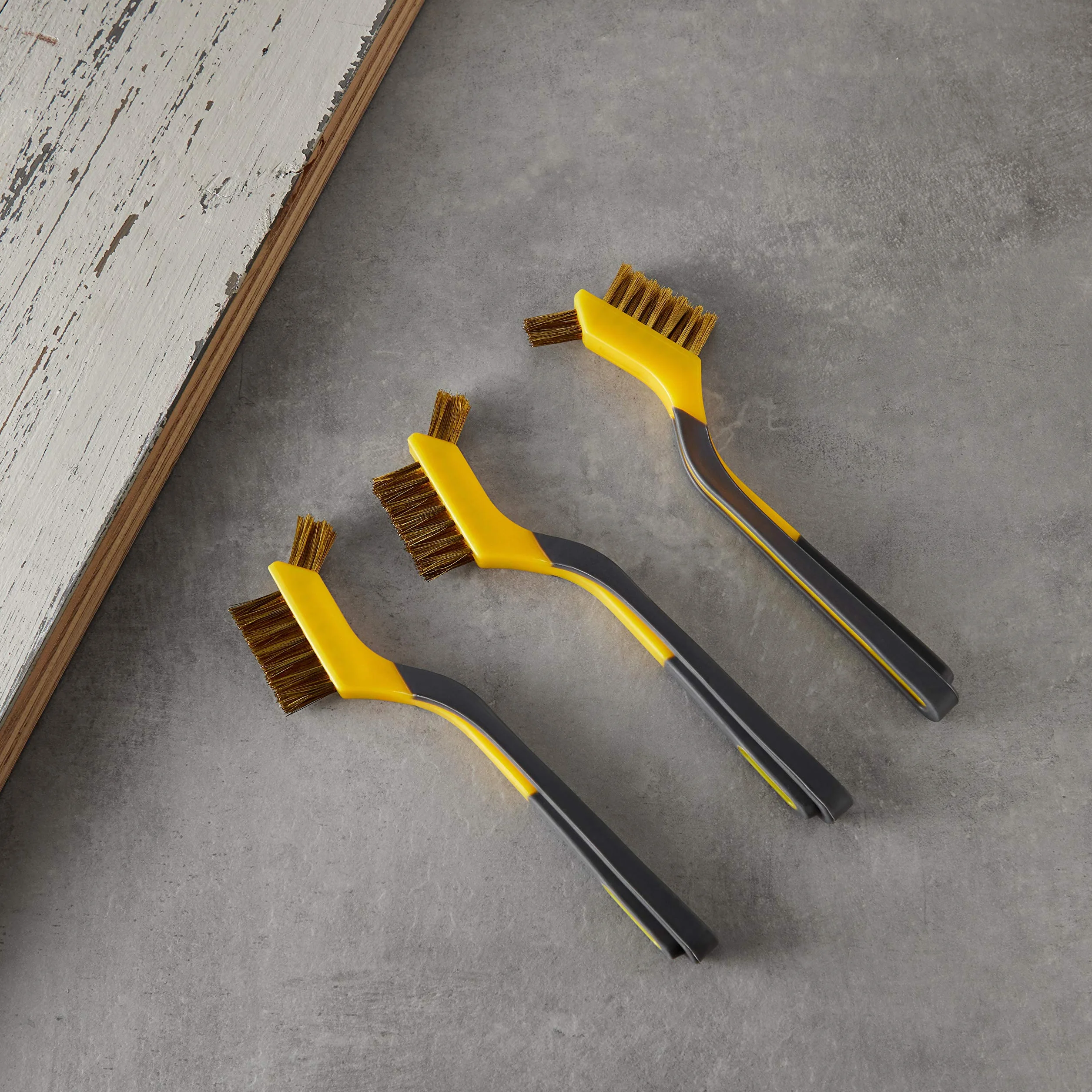 Amazon Basics Confezione da 3 mini spazzole in ottone, con impugnatura morbida, 12.7 mm, giallo/grigio, per pulire e rimuovere la ruggine