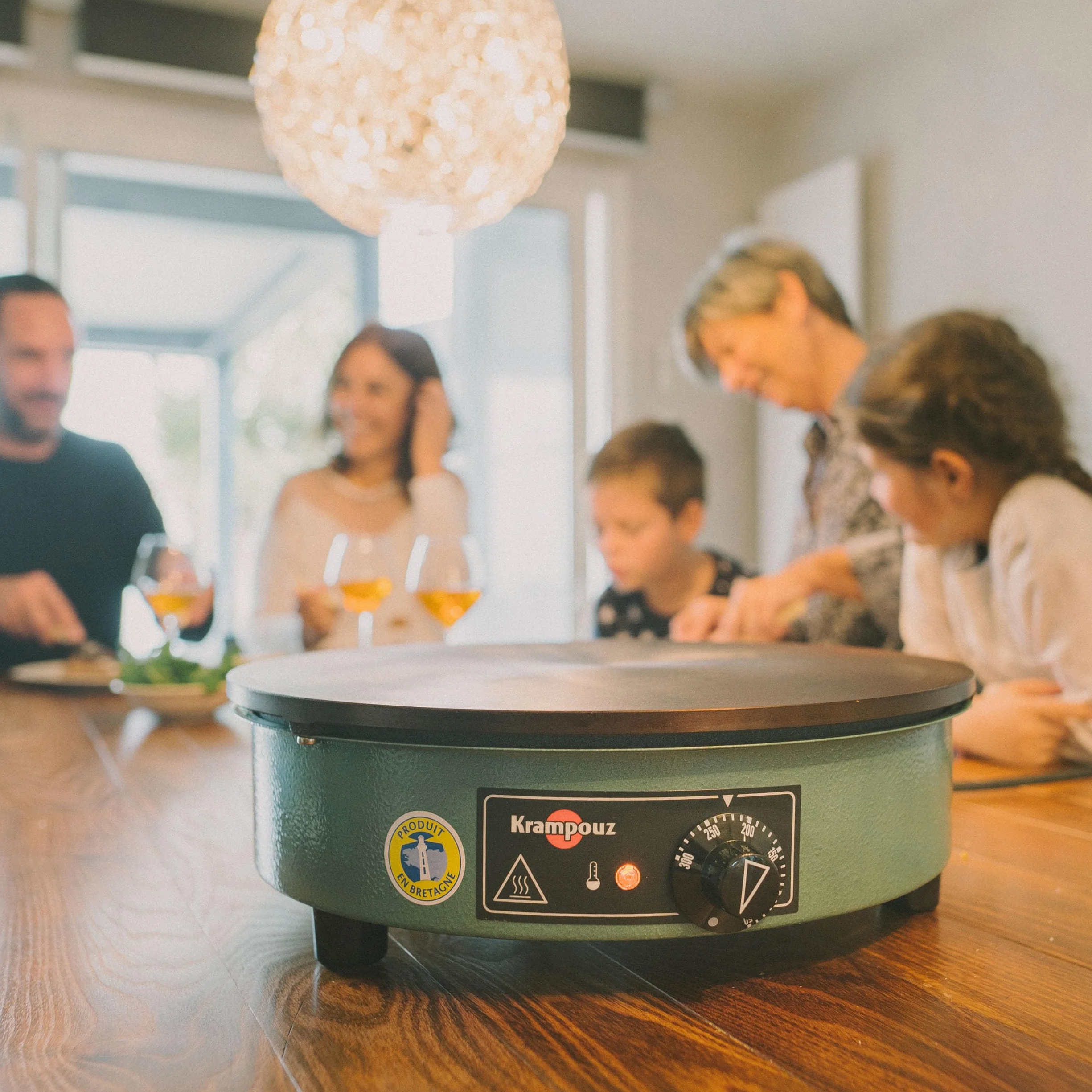 KRAMPOUZ - Crepiera elettrica BILLIG - Piastra in ghisa lavorata, diametro 40 cm - 220-240 V e 3000 W - L’originale crepiera tradizionale bretone per famiglie - Prodotta in Francia - Rif. CEBPA4AO-KR