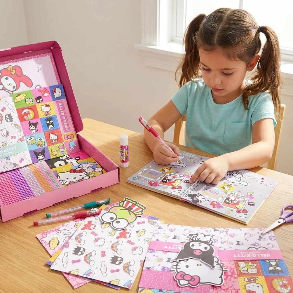Toyland® Hello Kitty Scrapbook Set - Kit di attività creative da 520 pezzi con regalo a sorpresa incluso - Scrapbooking fai da te per bambini dai 3 anni in su