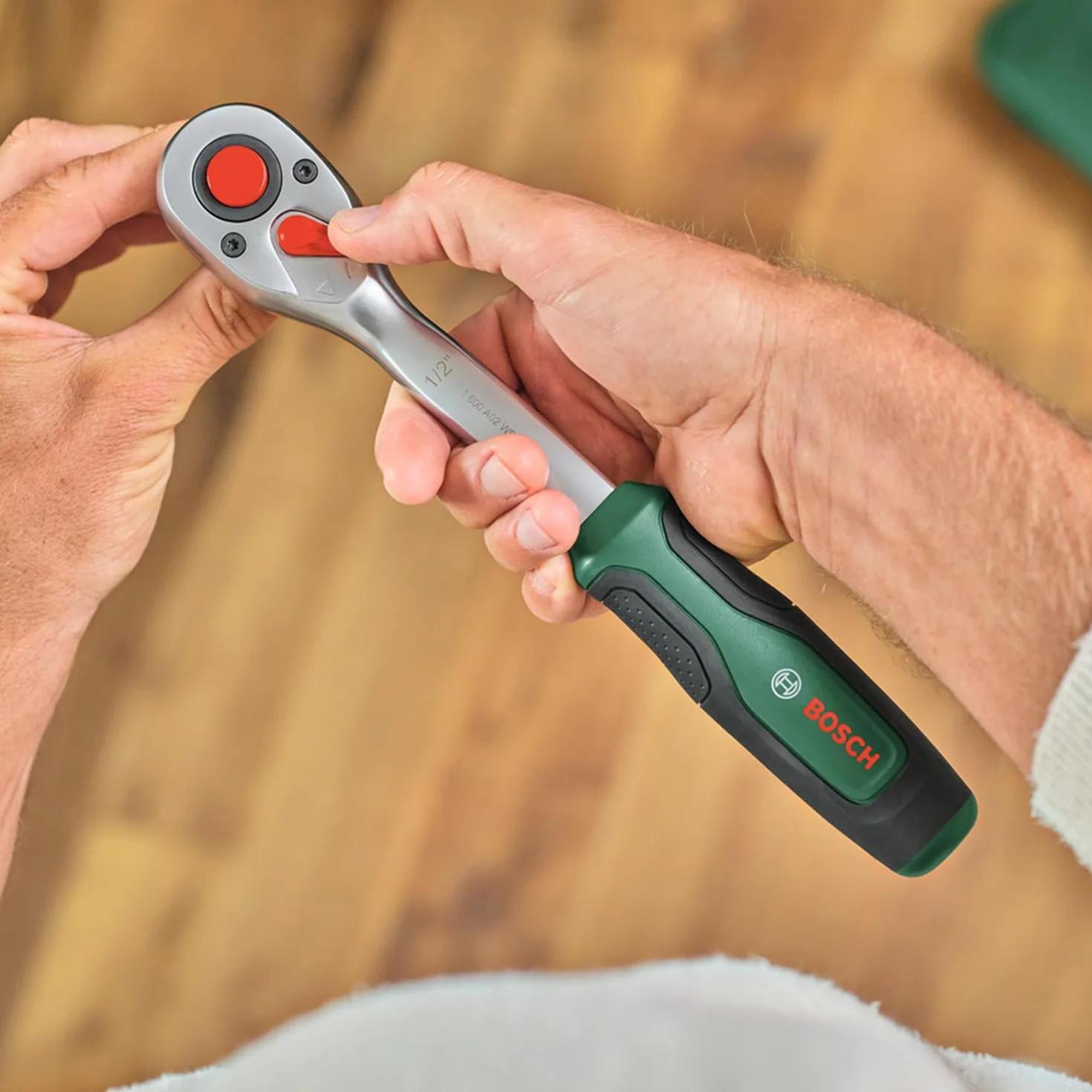 Bosch Clé a cliquet 1/2 (couple jusqu'a 768 Nm bouton de verrouillage inverseur intuitif col incurvé)