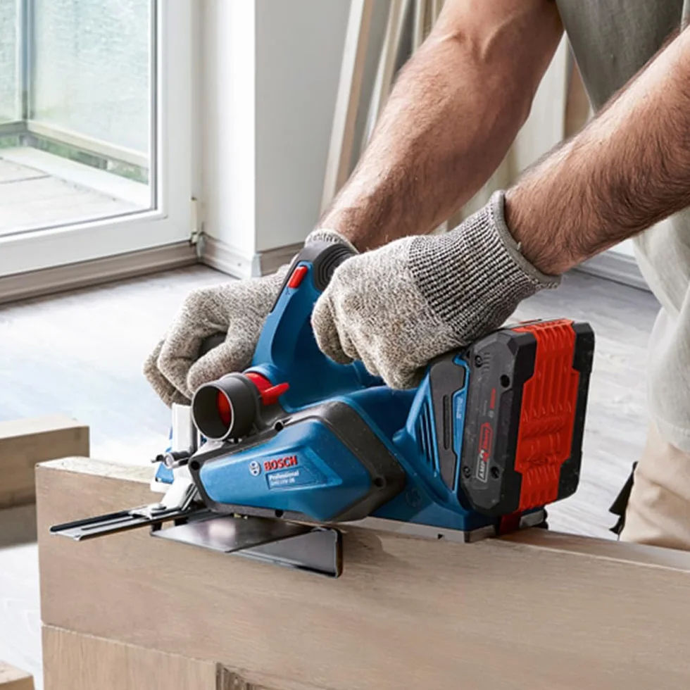 Bosch Professional 18V System Pialletto a batteria GHO 18V-26 (motore brushless, incl. sacchetto raccoglipolvere, guida parallela, 1 lama reversibile Wood Razor, senza batteria/caricabatteria)