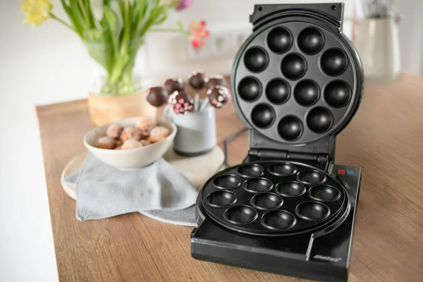 Steba Elettrodomestici Cake Maker 3 in 1, 3 piastre antiaderenti per cake pop, muffin e ciambelle, le piastre sono facilmente rimovibili premendo un pulsante, con supporto per Cake Pop e bastoncini,