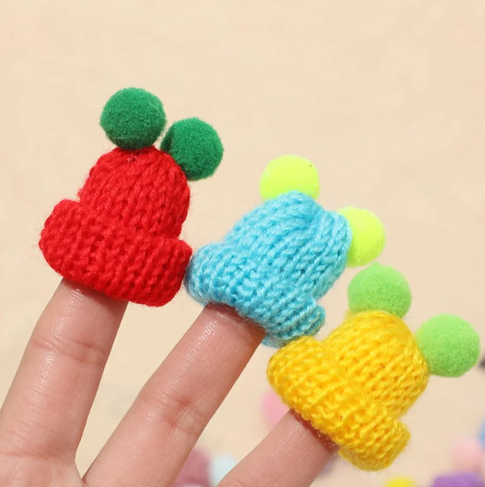 50 Pezzi Mini Cappelli Lavorati a Maglia,Piccolo Cappello di Peluche DIY, Cappelli da Babbo Natale, Cappello Piatto da Vino,Cappello da Bambola per Decorazione,Artigianali DIY