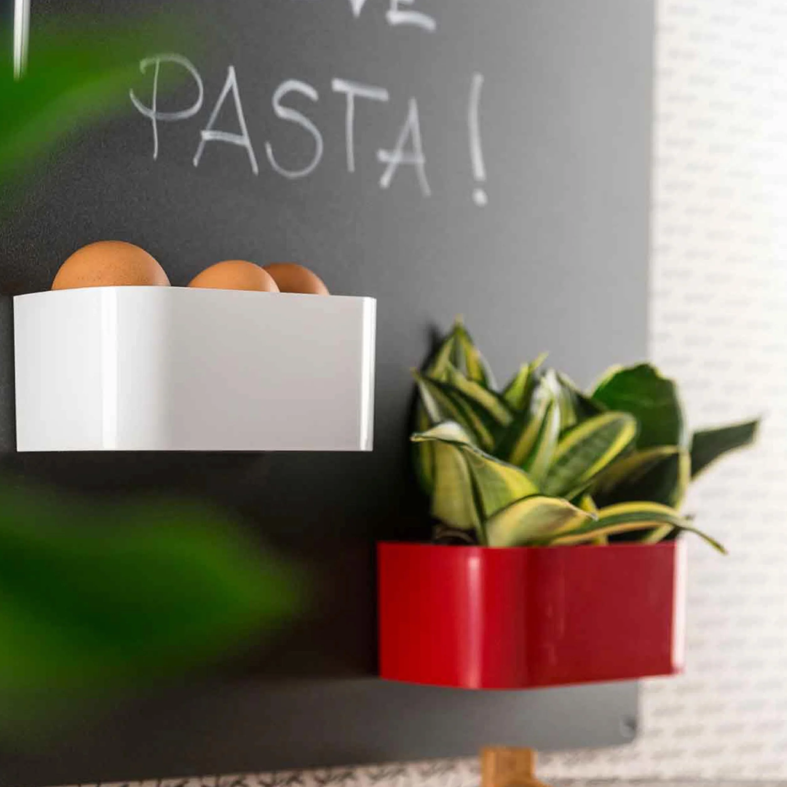 KalaMitica - Vaschetta Magnetica, Contenitore Magnetico Portaoggetti e Porta Vasi - Organizer per Penne e Pennarelli per Lavagna, Frigo, Scuola, Ufficio - 13,8 x 6,7 x 5,7 cm - Rosso