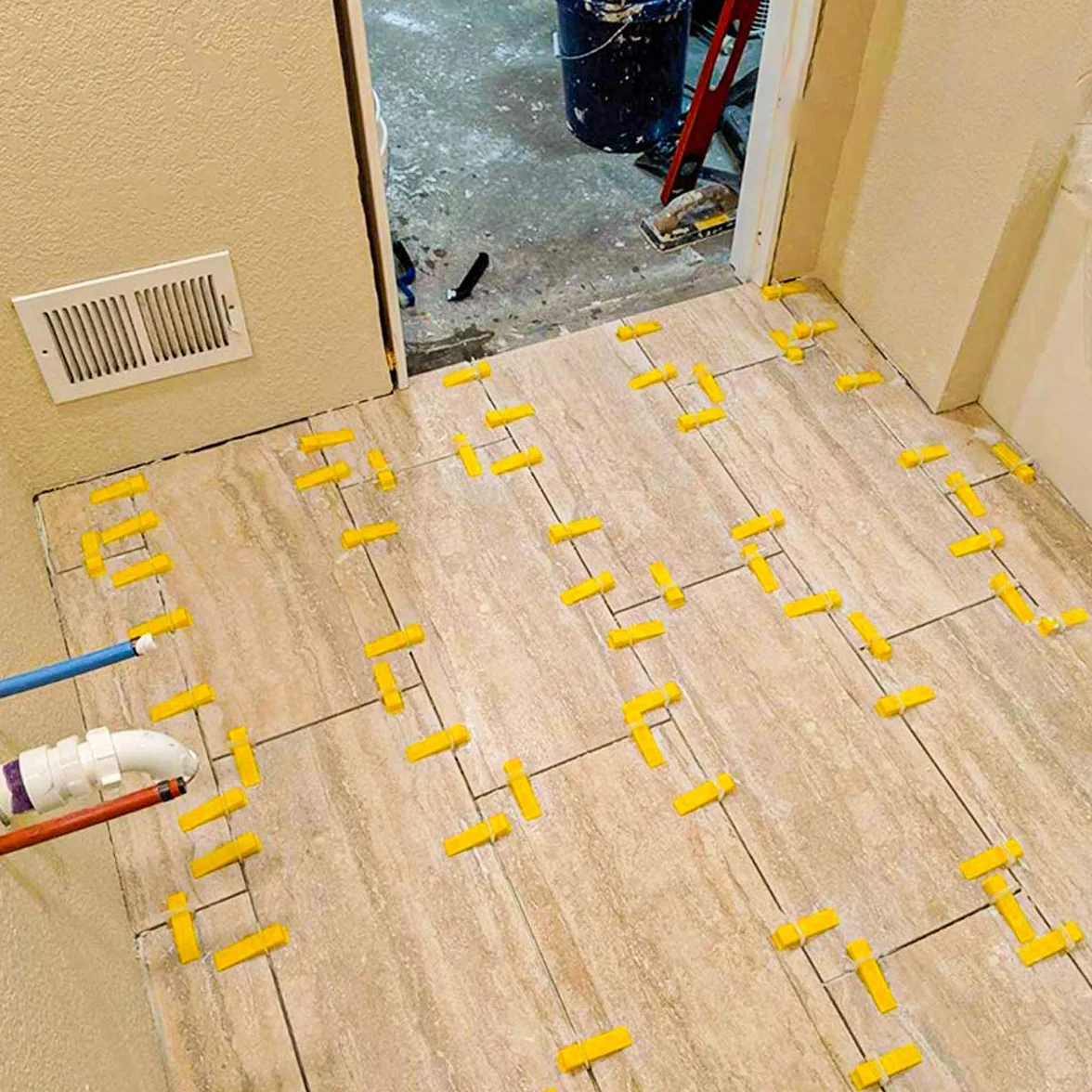 Set livellamento piastrelle 1mm 1/32”, 600 distanziatori + 200 cunei riutilizzabili con pinza – Kit professionale per posa di piastrelle in ceramica e pietra (600+200+pinza, 1mm)
