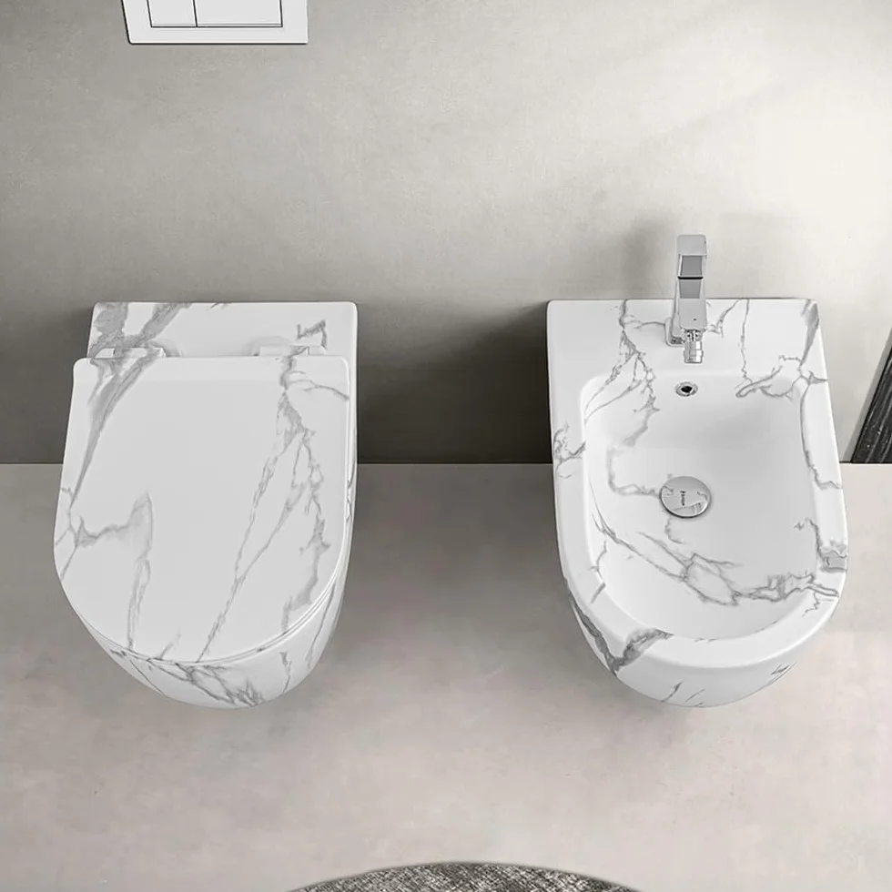Set Sanitari Filomuro Rimless In Ceramica Con Effetto Marmorizzato Bianco Linea Tokyo, L 36 x P 56 x H 41 Cm, Completo Di Sedile Soft-Close