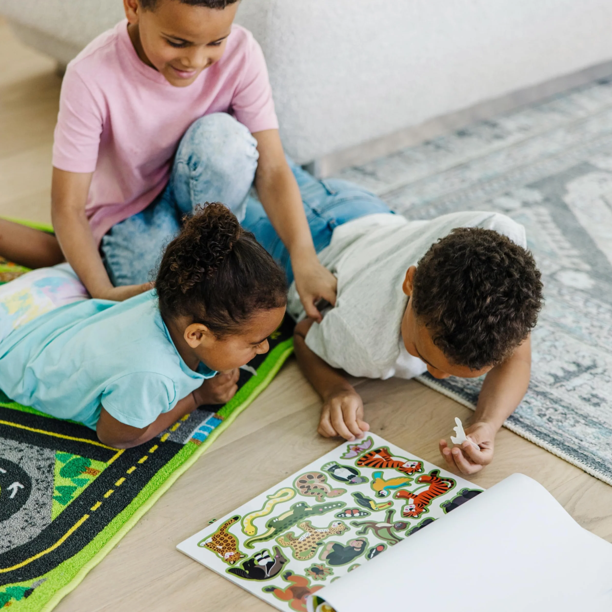Melissa & Doug Libro Adesivi Attacca e Stacca - Album Stickers Riutilizzabili Tema Ambienti Naturali e Animali, Regalo per Bambini e Bambine, 3+ Anni