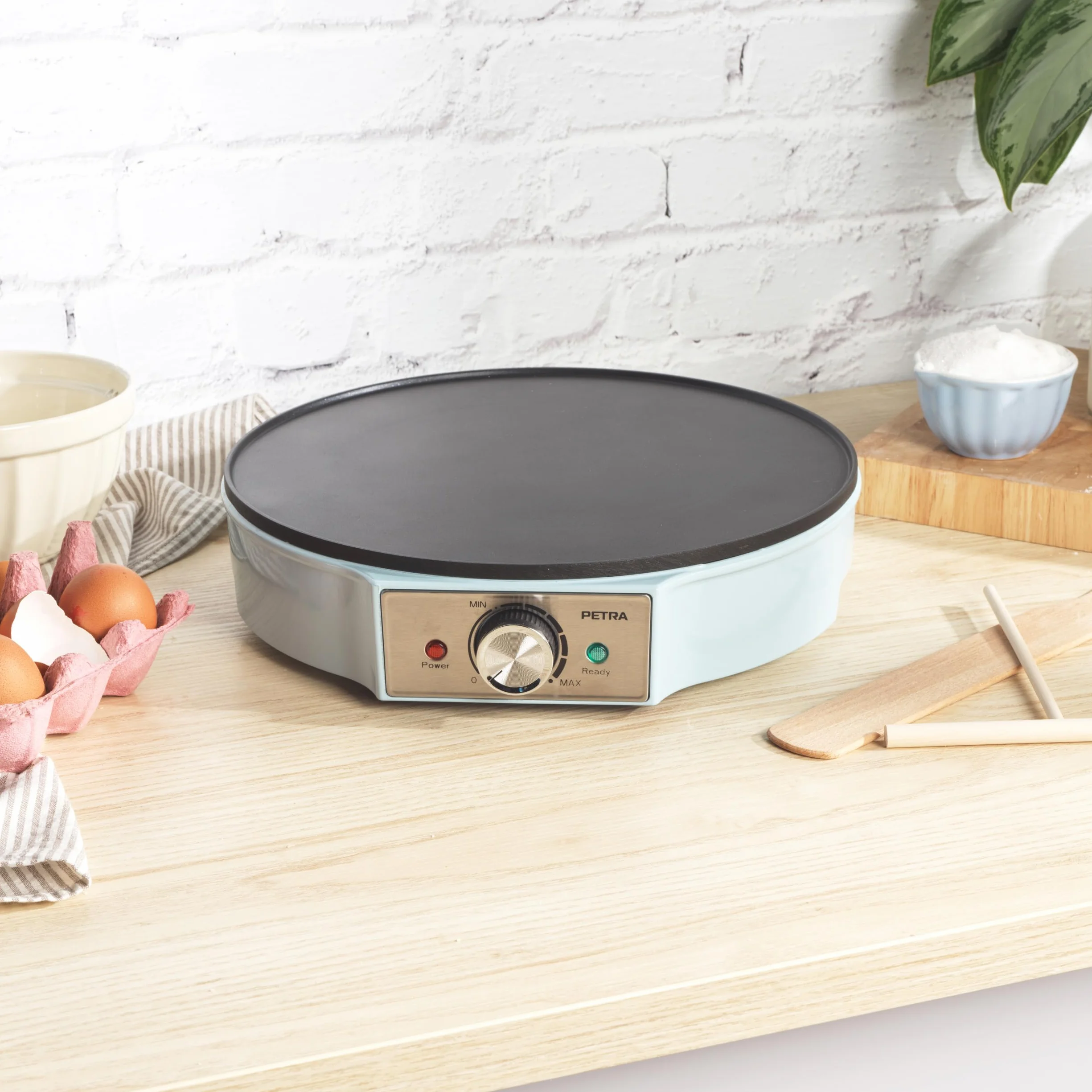 Petra PT6223BLVDE macchina per crepes - piastra elettrica per frittella, superficie di cottura antiaderente, piastra grande da 30 cm, temperatura regolabile, spatola e spatola per pastella, 1200W, blu