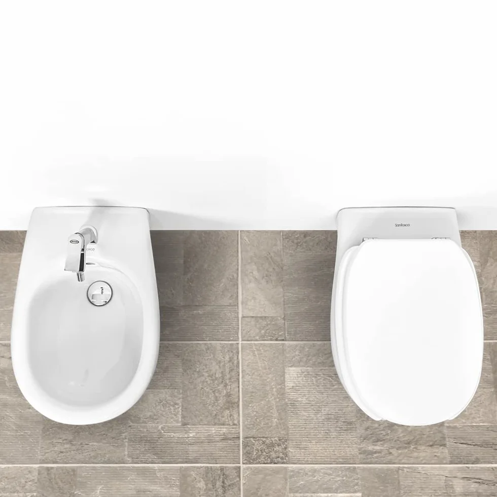 WC sospeso per disabili con apertura frontale, H. 37 cm, design ergonomico in ceramica bianca lucida