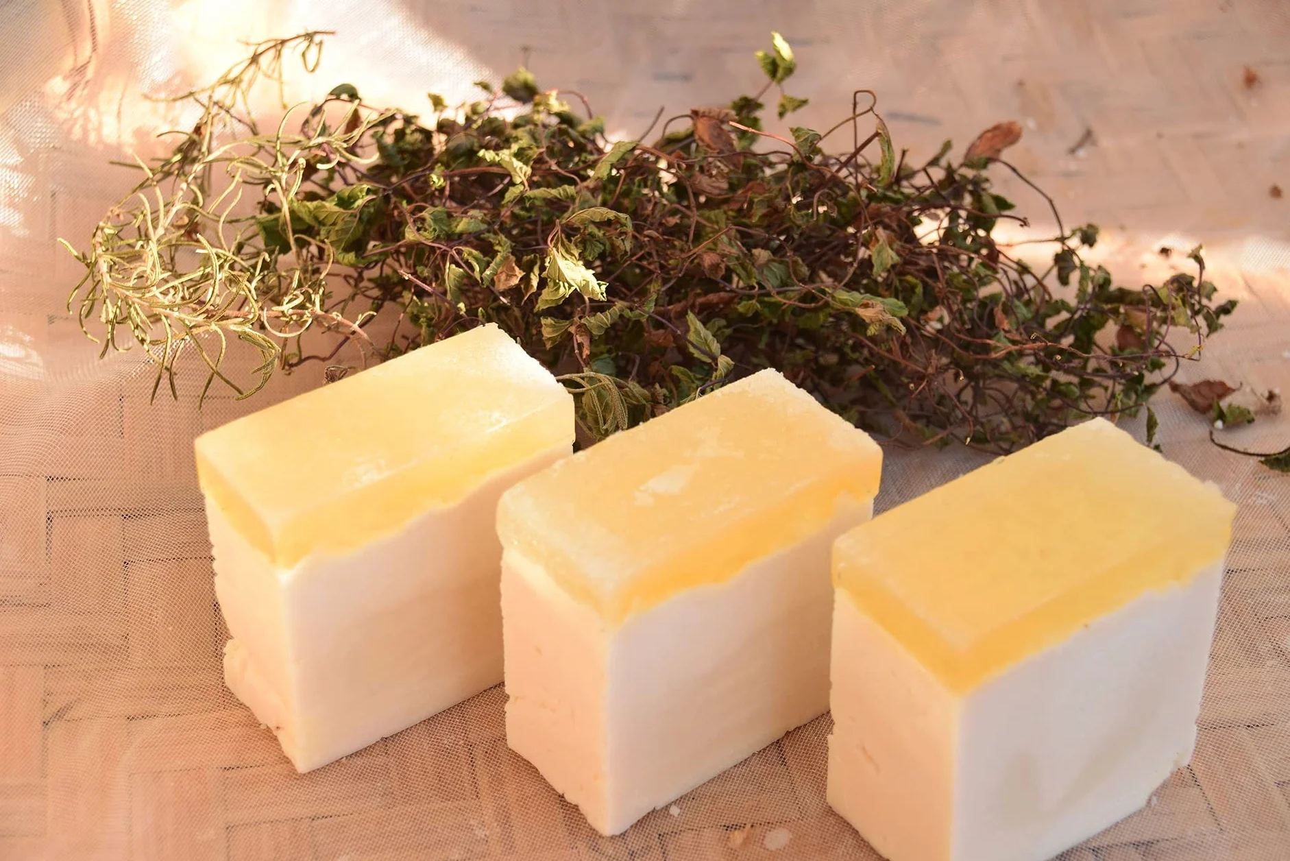 Seifenprofis - Sapone bianco alla glicerina 1 kg (senza SLS e SCS) - Base per sapone grezzo 100% vegana per la produzione di sapone
