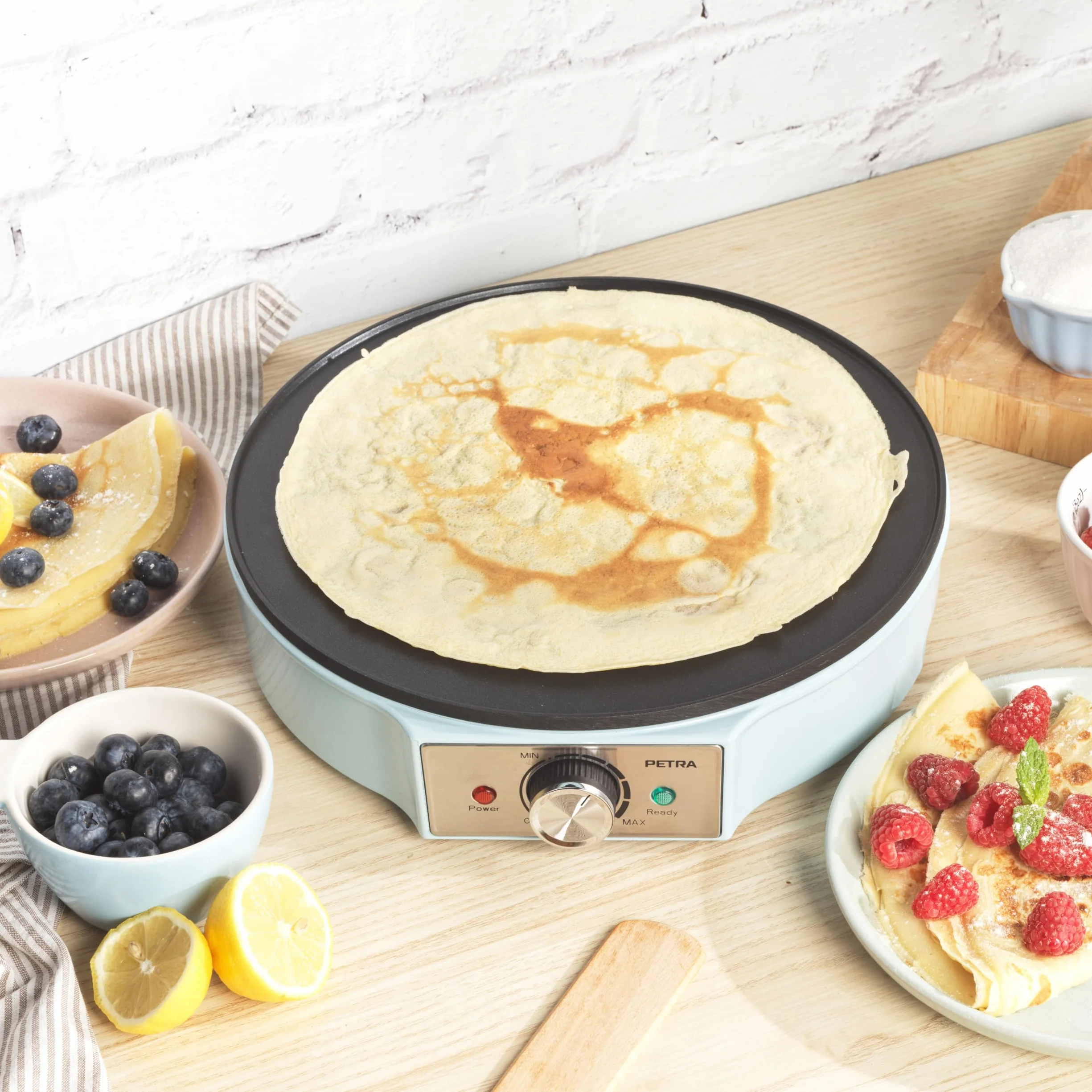 Petra PT6223BLVDE macchina per crepes - piastra elettrica per frittella, superficie di cottura antiaderente, piastra grande da 30 cm, temperatura regolabile, spatola e spatola per pastella, 1200W, blu
